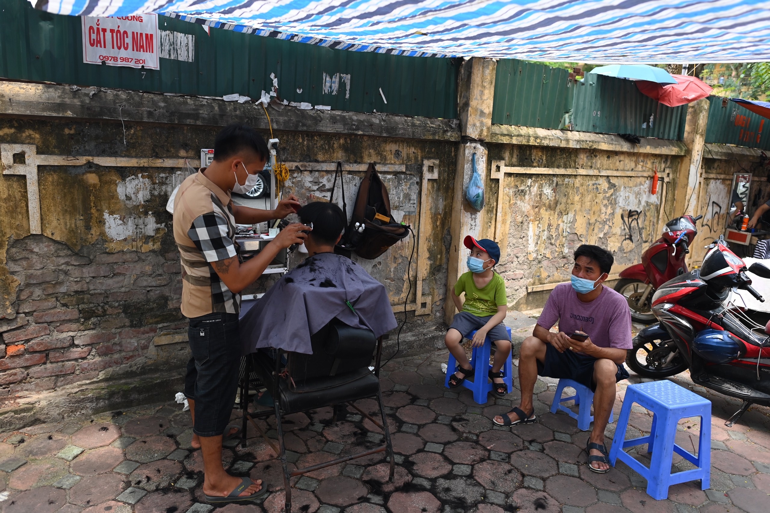 Ha Noi mo cua dich vu,  cat toc goi dau anh 7