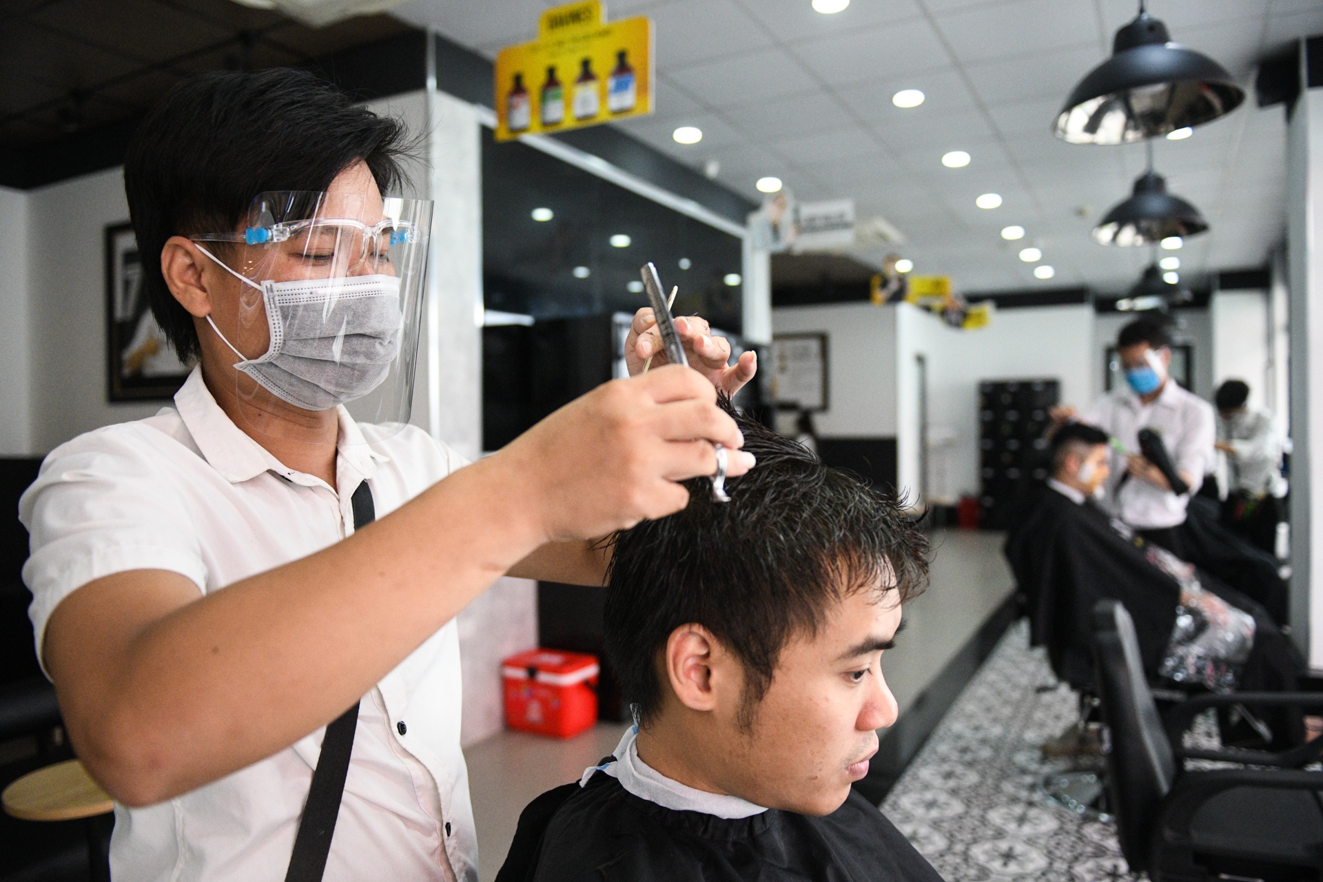 Ha Noi mo cua dich vu,  cat toc goi dau anh 3