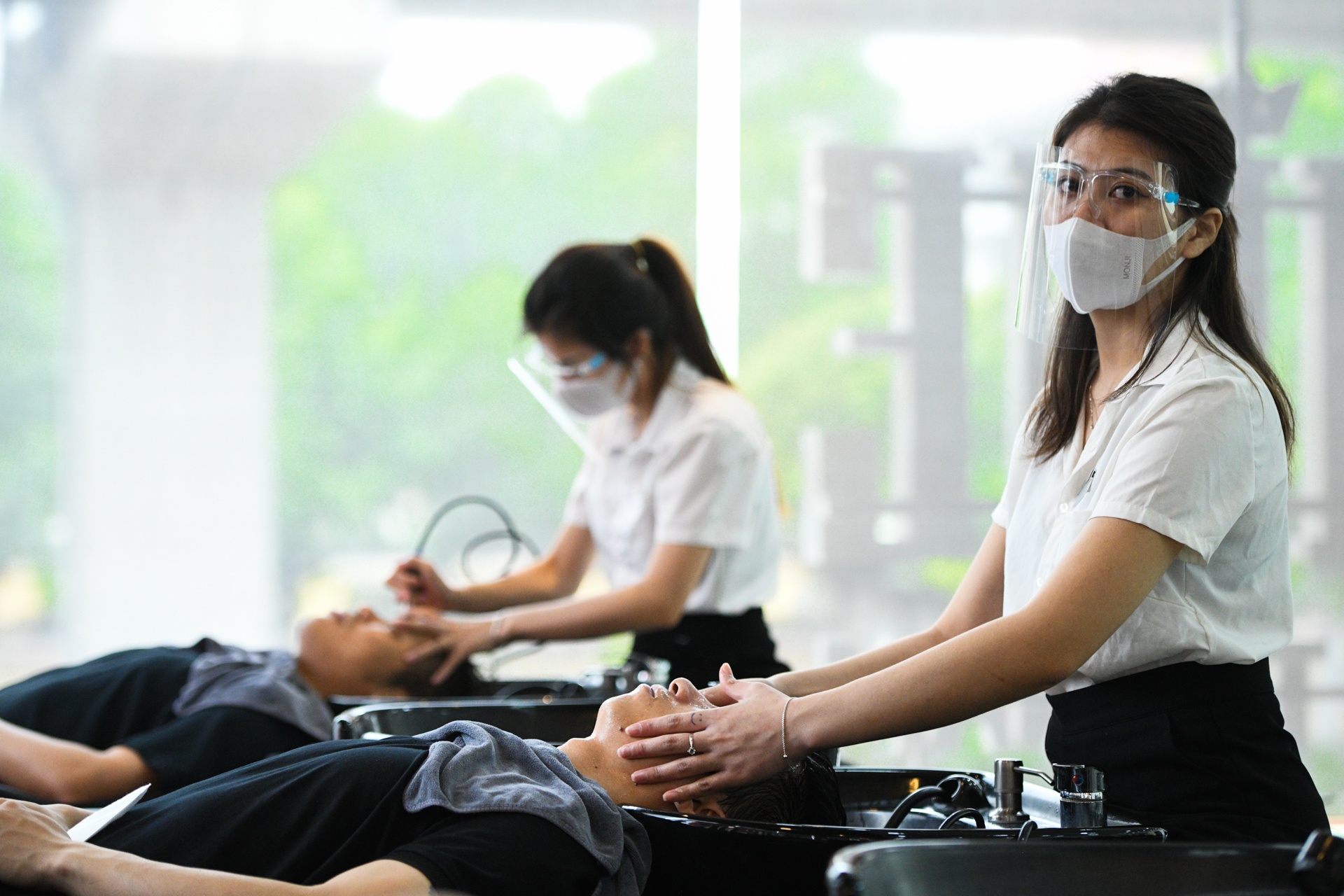 Salon kin khach, tho toc via he kiem tien trieu ngay dau mo lai hinh anh