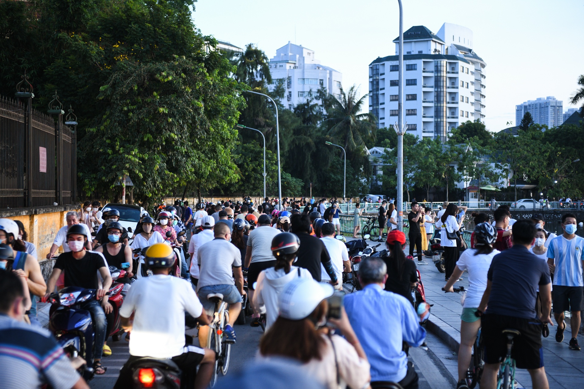 Ho Tay dong nghet nguoi,  dap xe ho tay anh 1