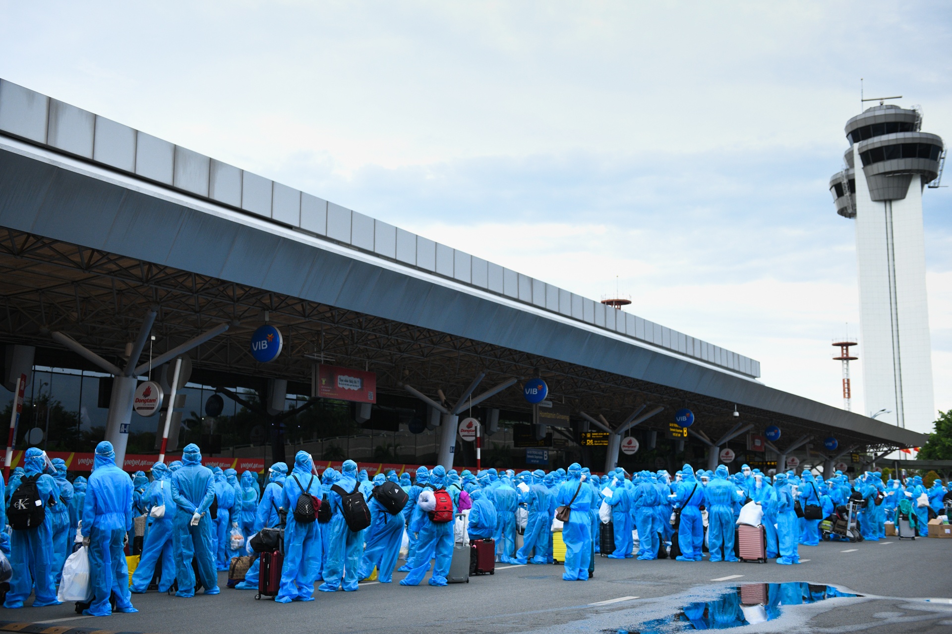 san bay Tan Son Nhat,  dich benh bung phat anh 1