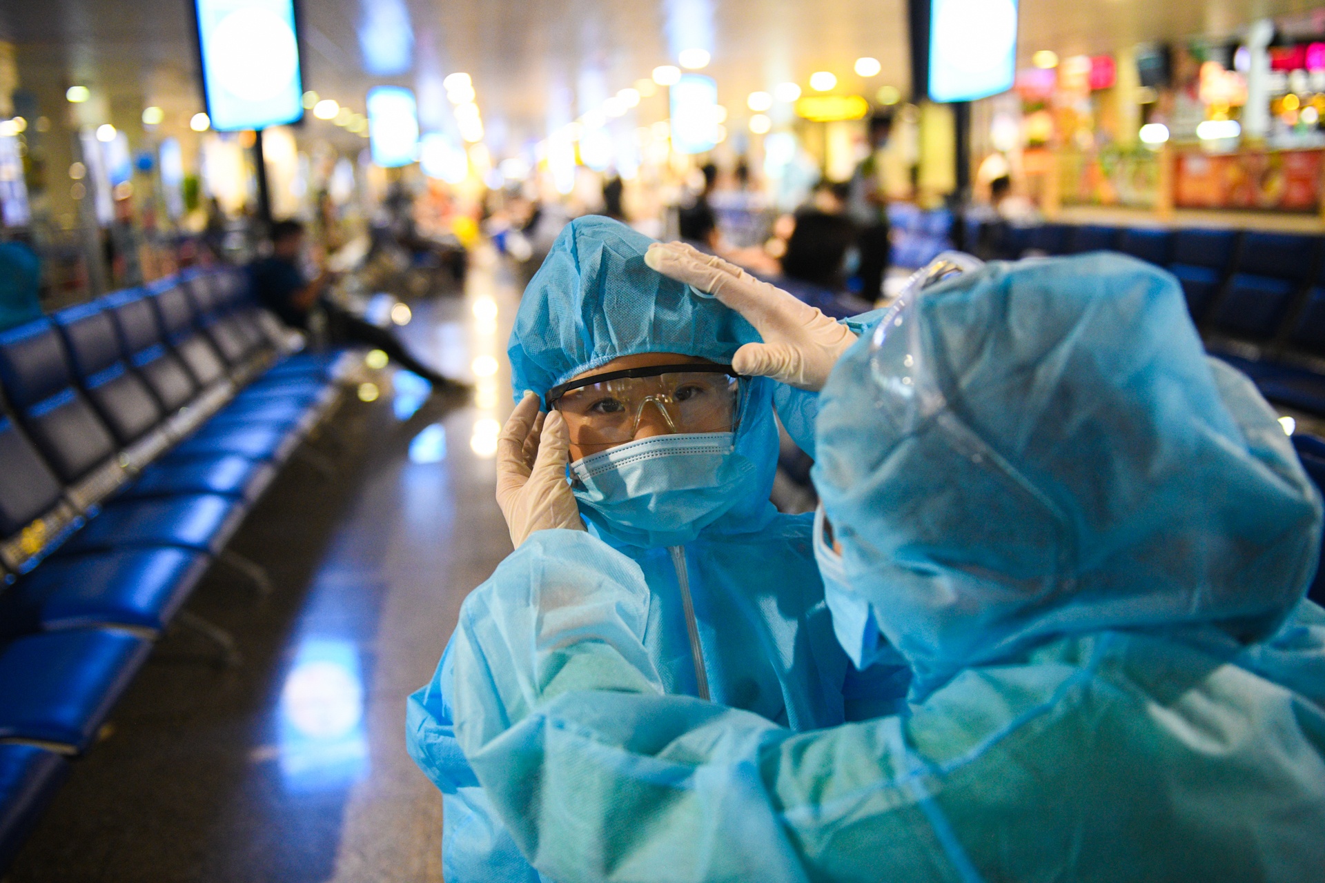 san bay Tan Son Nhat,  dich benh bung phat anh 9