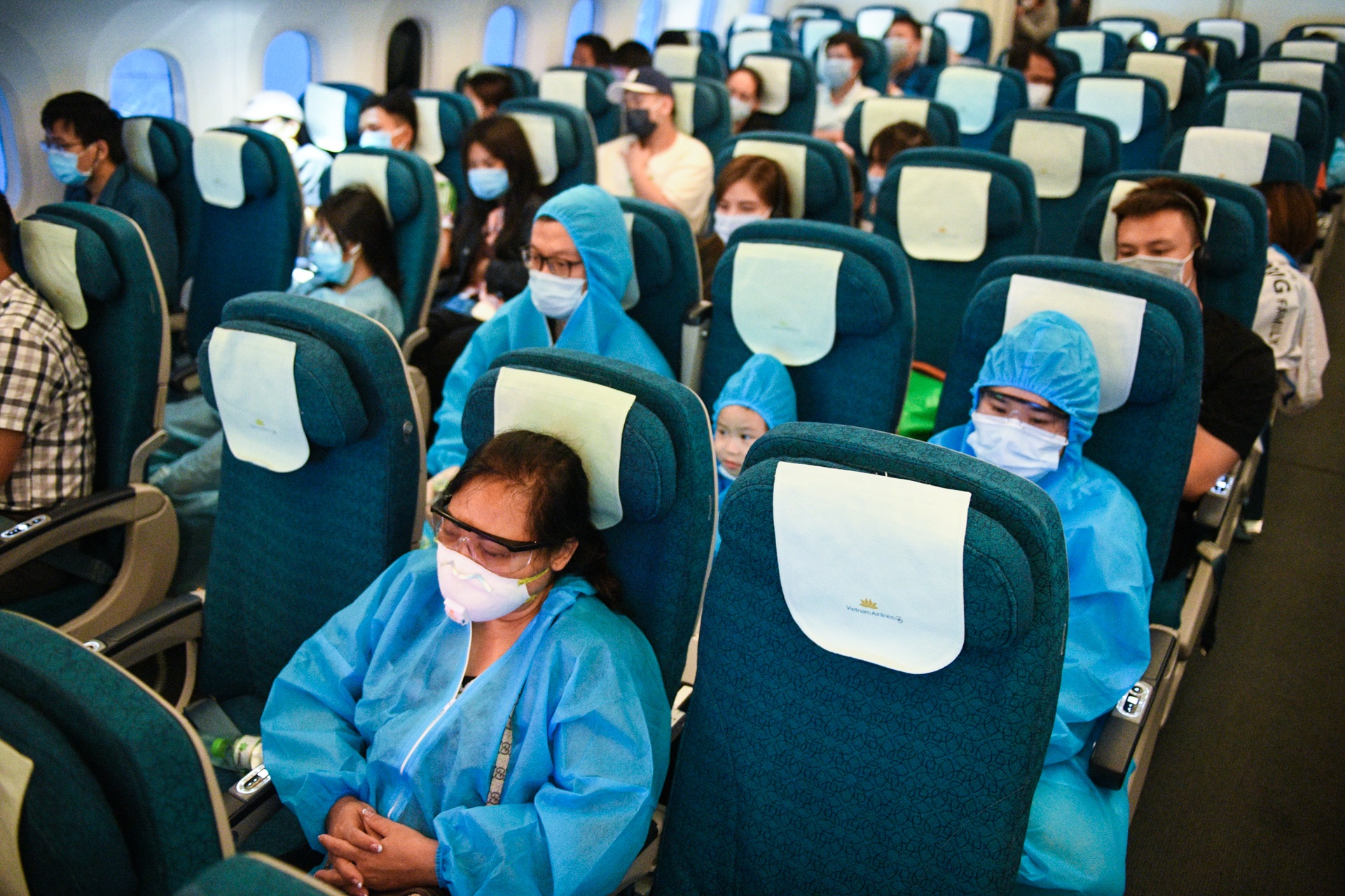 san bay Tan Son Nhat,  dich benh bung phat anh 12