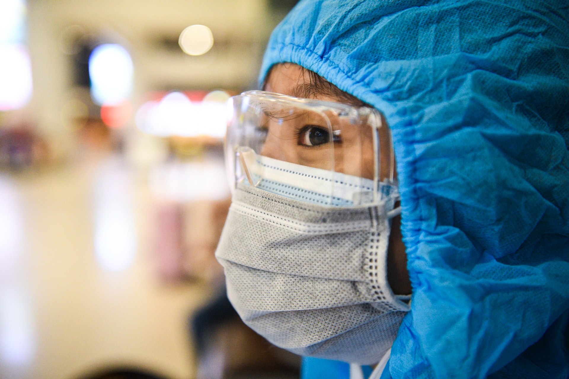 TP.HCM gian cach xa hoi,  hanh khach mac bao ho anh 4