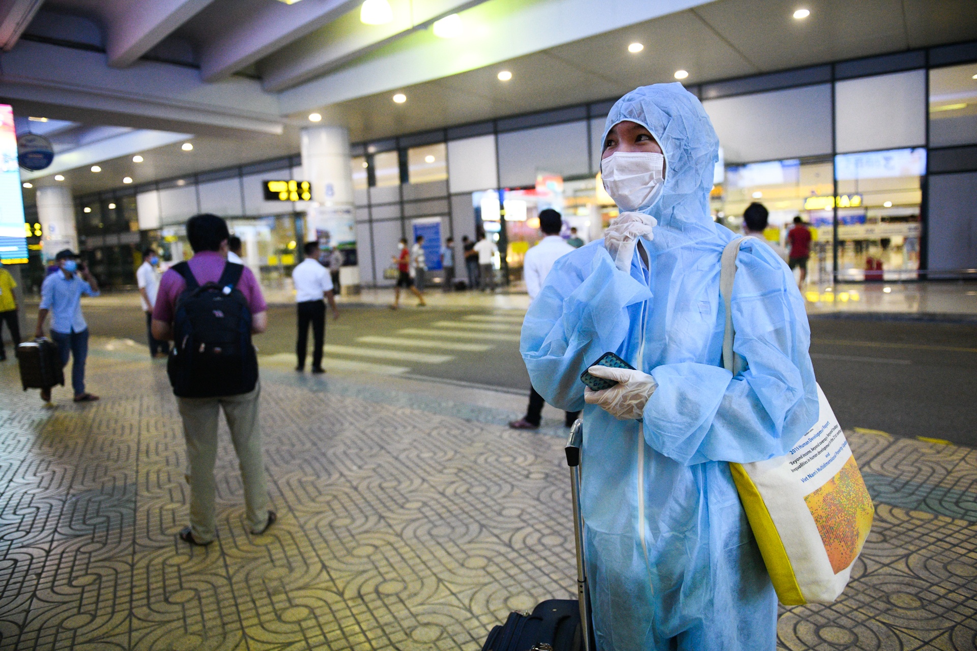 TP.HCM gian cach xa hoi,  hanh khach mac bao ho anh 3