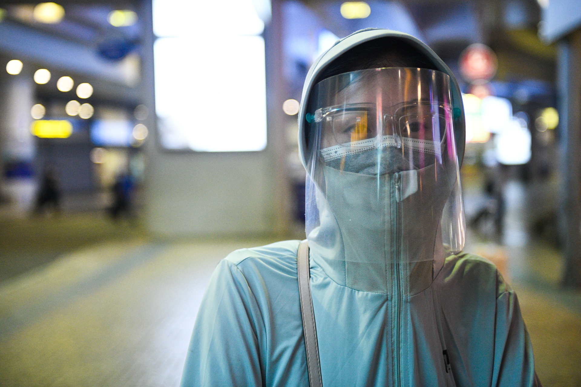 TP.HCM gian cach xa hoi,  hanh khach mac bao ho anh 2