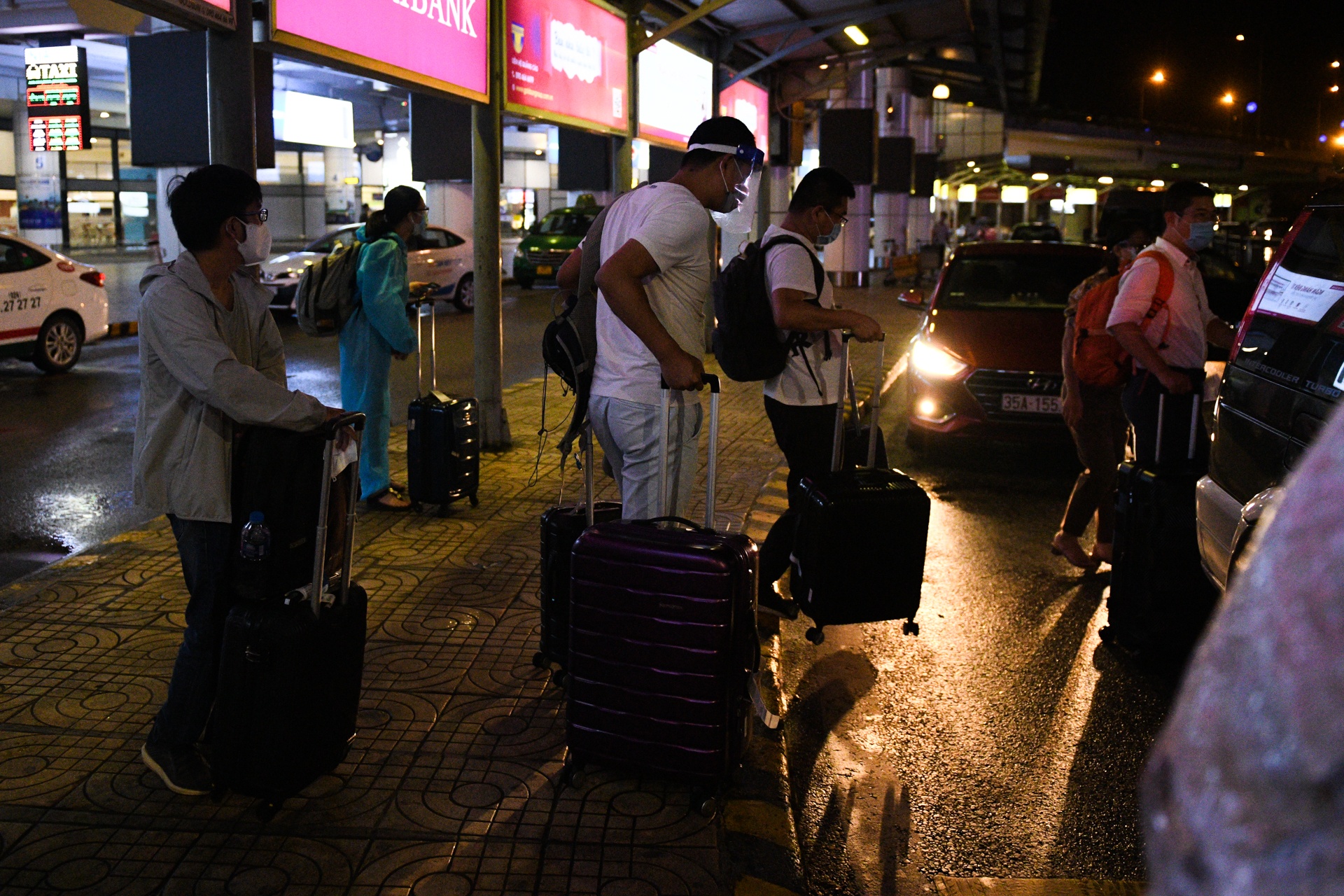 TP.HCM gian cach xa hoi,  hanh khach mac bao ho anh 9