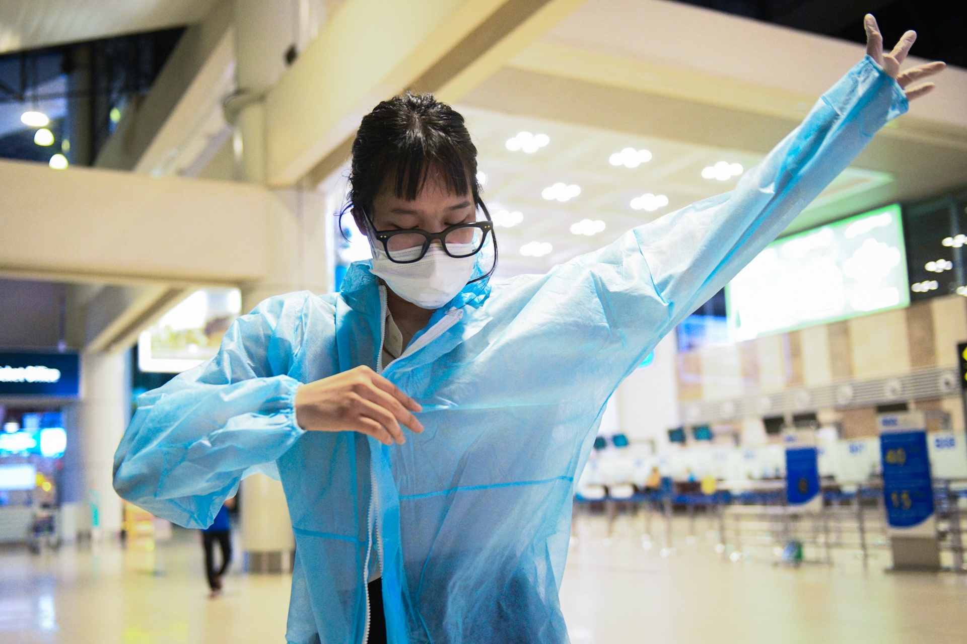 TP.HCM gian cach xa hoi,  hanh khach mac bao ho anh 7