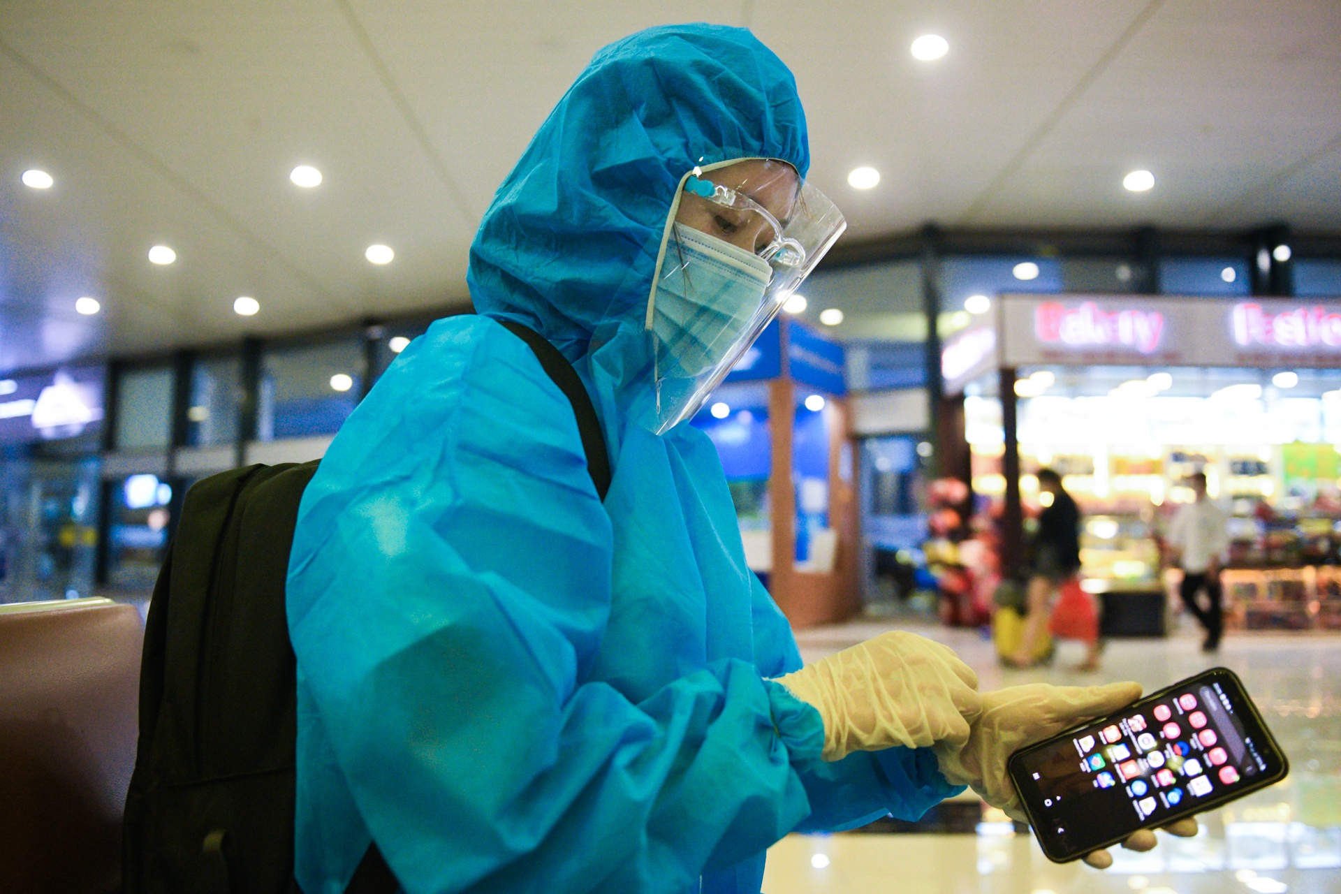 TP.HCM gian cach xa hoi,  hanh khach mac bao ho anh 5