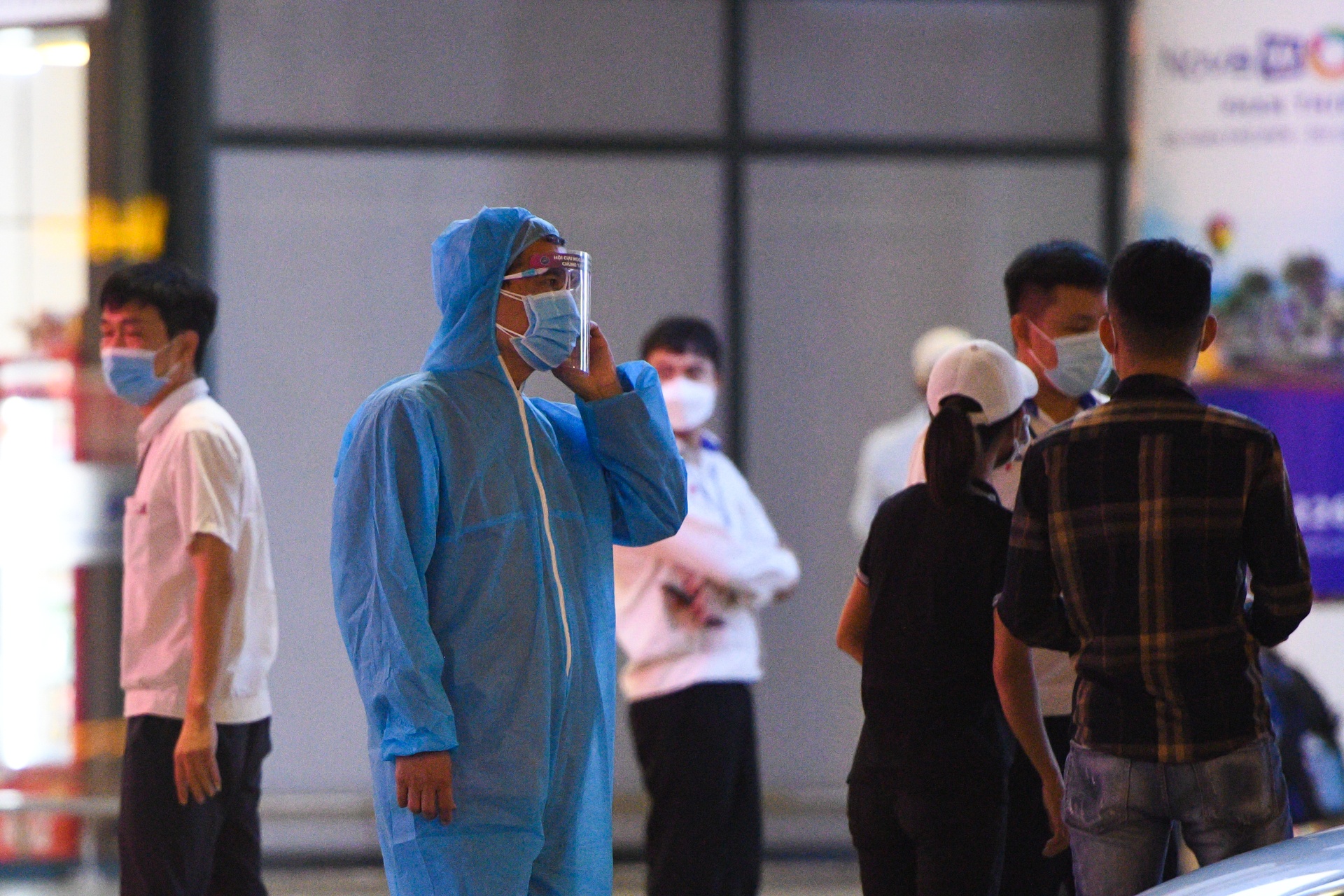 TP.HCM gian cach xa hoi,  hanh khach mac bao ho anh 8