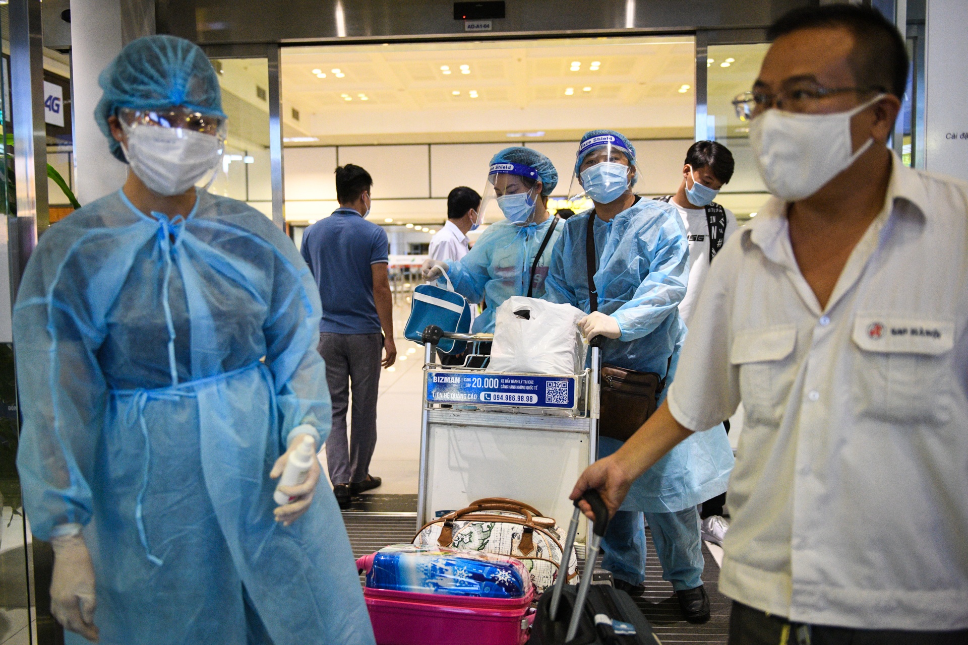 Nhung hanh khach bay khoi TP.HCM truoc thoi diem gian cach hinh anh