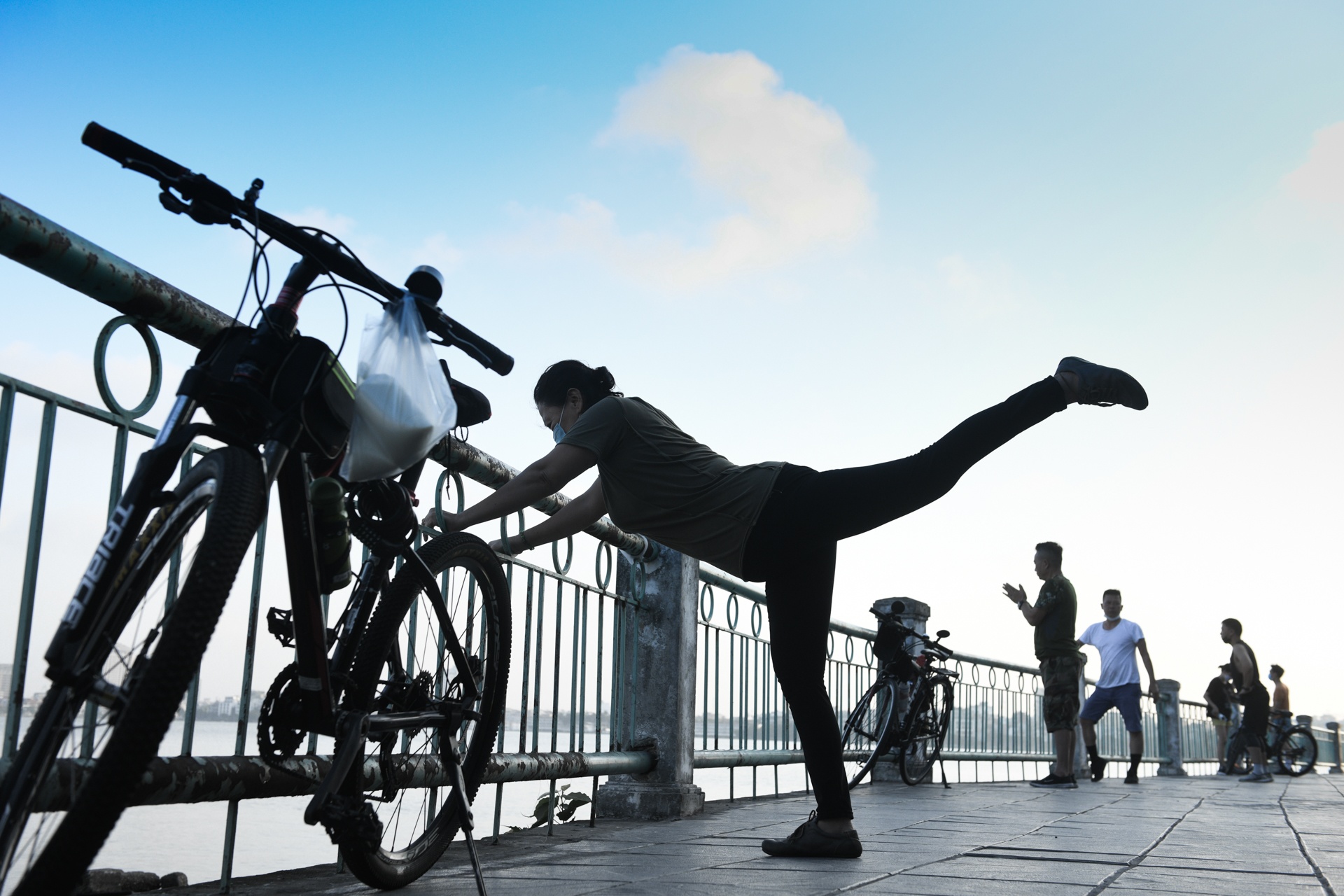 Nguoi dan tap the duc,  Ho Tay dong nguoi,  tap the duc sang som anh 4