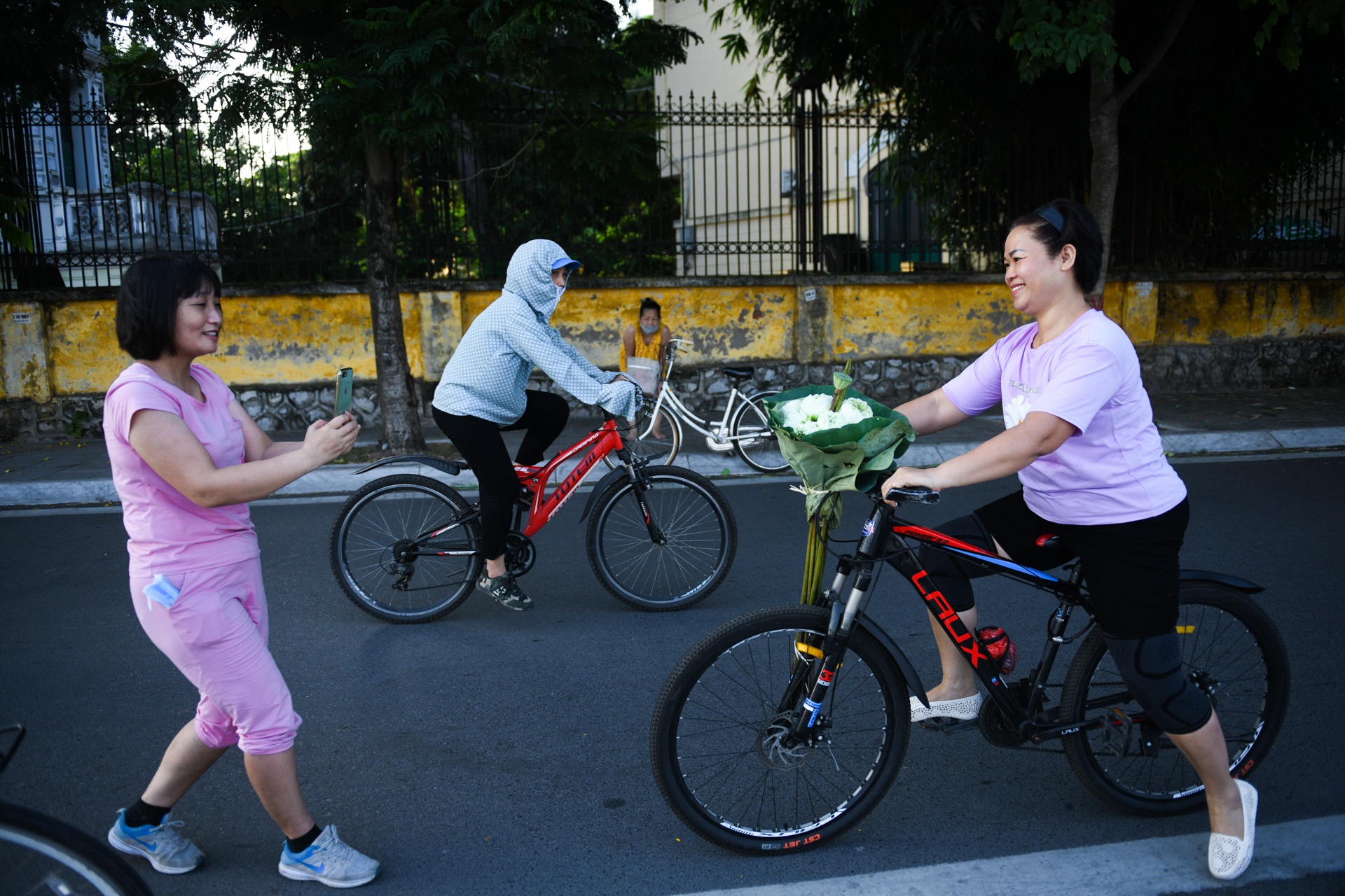 Ho Tay, ho Guom dong nguoi dap xe, di bo hinh anh