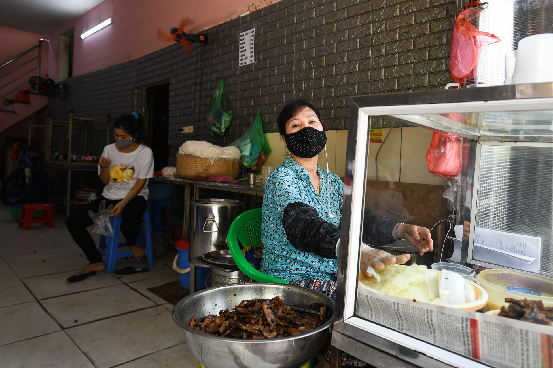 Bun cha Ha Noi,  kinh doanh mua dich,  ban mang ve anh 4
