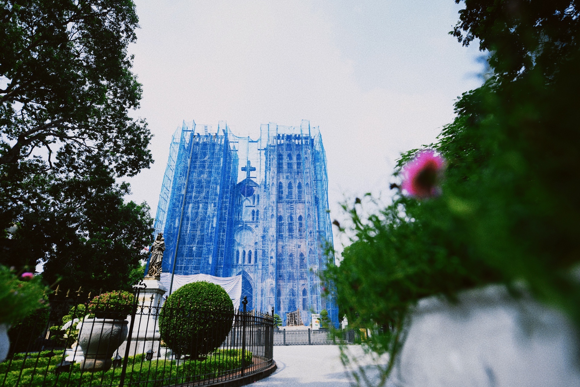 Ha Noi vang lang,  chi thi 16,  gian cach xa hoi anh 11