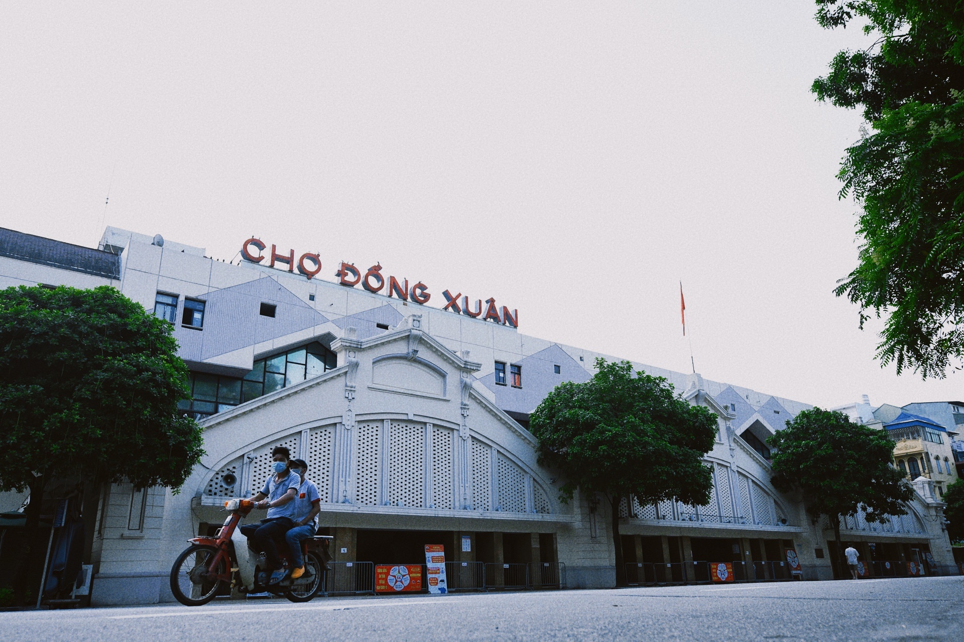 Ha Noi vang lang,  chi thi 16,  gian cach xa hoi anh 15