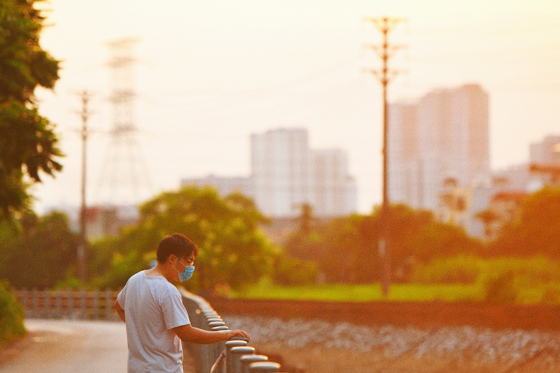 Ha Noi vang lang,  chi thi 16,  gian cach xa hoi anh 10
