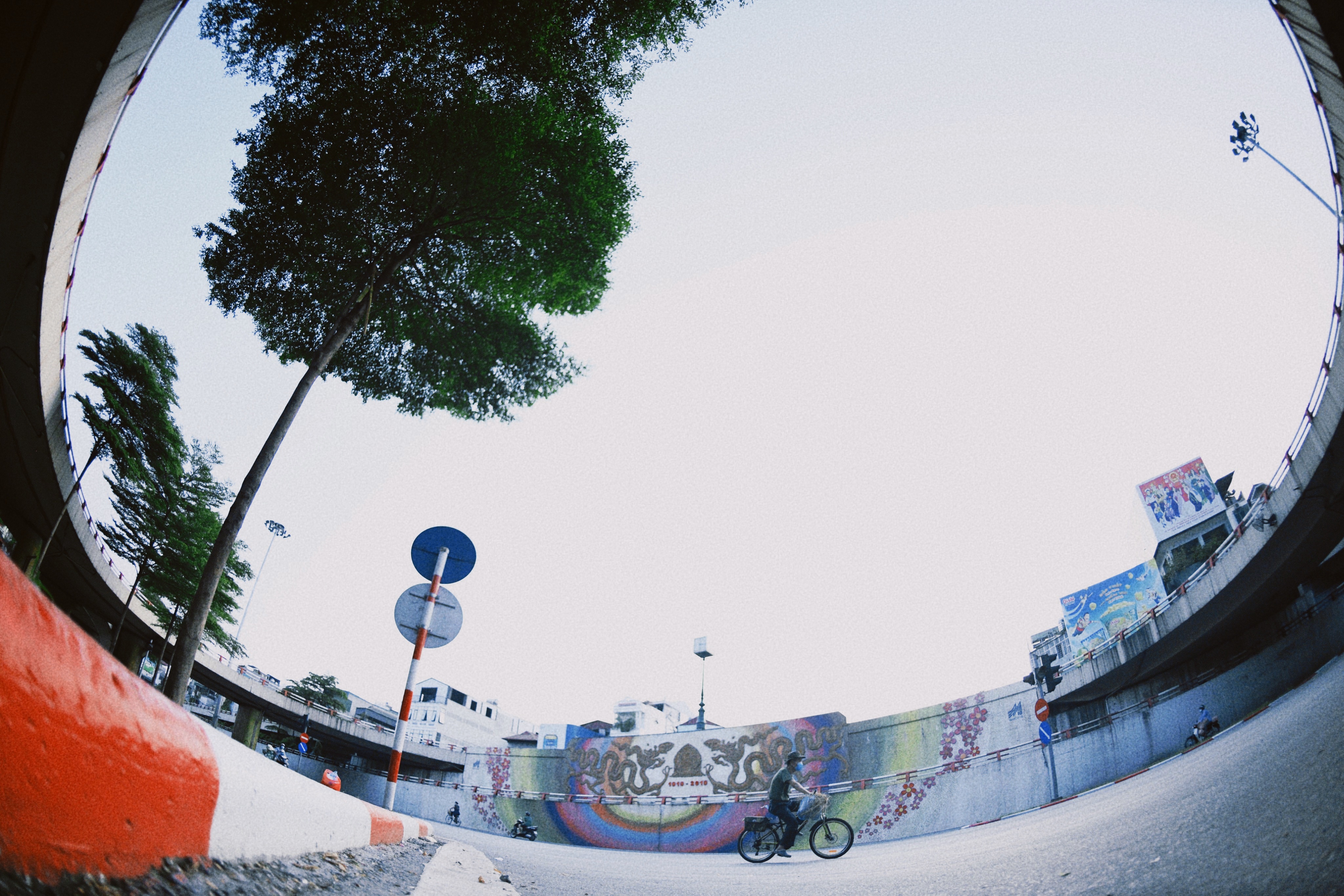 Ha Noi vang lang,  chi thi 16,  gian cach xa hoi anh 16