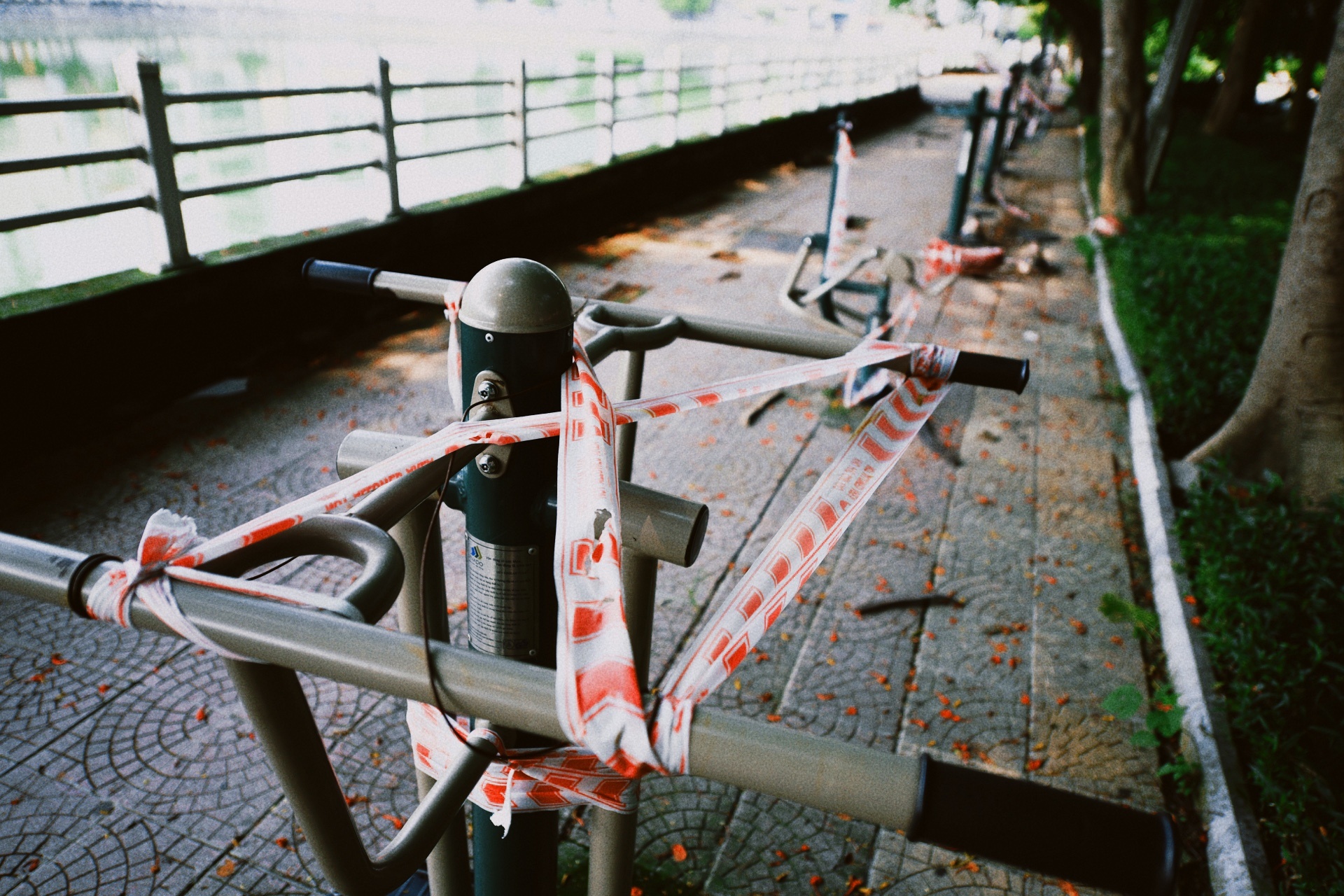 Ha Noi vang lang,  chi thi 16,  gian cach xa hoi anh 17