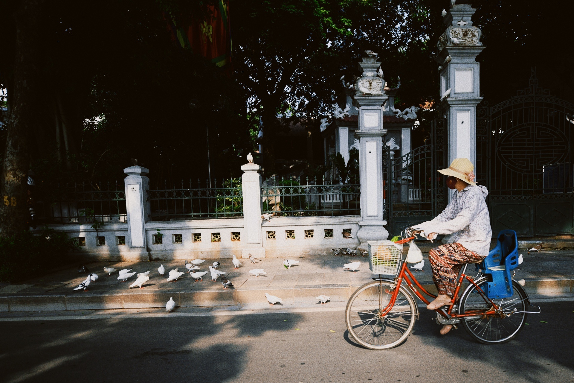 Ha Noi vang lang,  chi thi 16,  gian cach xa hoi anh 4