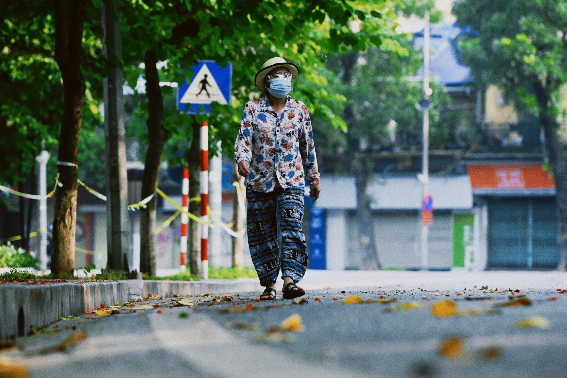 Ha Noi vang lang,  chi thi 16,  gian cach xa hoi anh 3