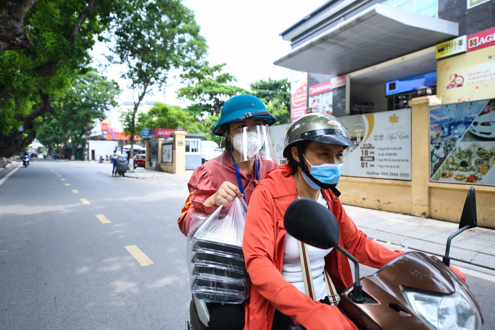 Phu nu nau com tang chot kiem dich covid-19,  Ha Noi gian cach anh 9