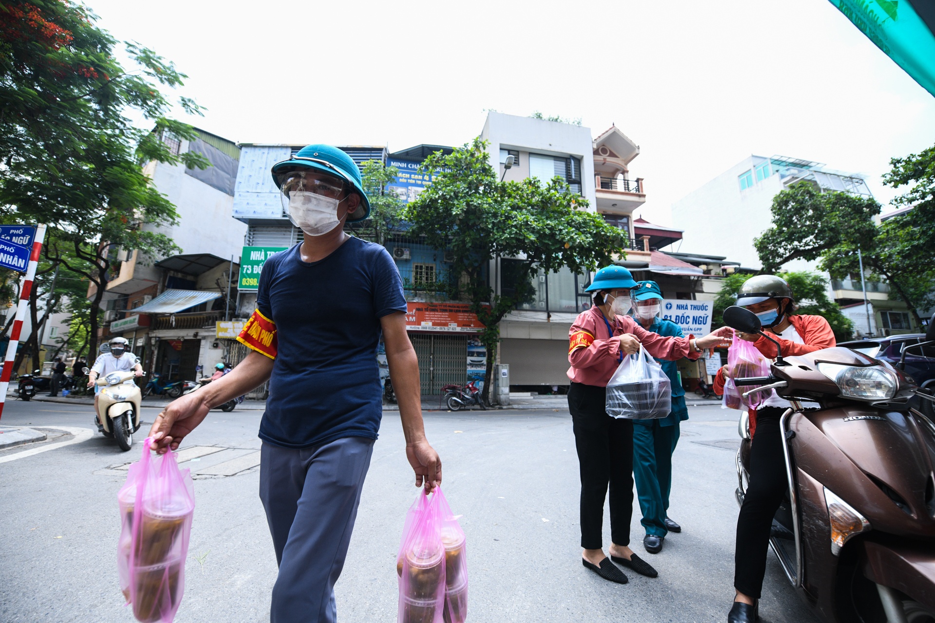 Phu nu nau com tang chot kiem dich covid-19,  Ha Noi gian cach anh 10
