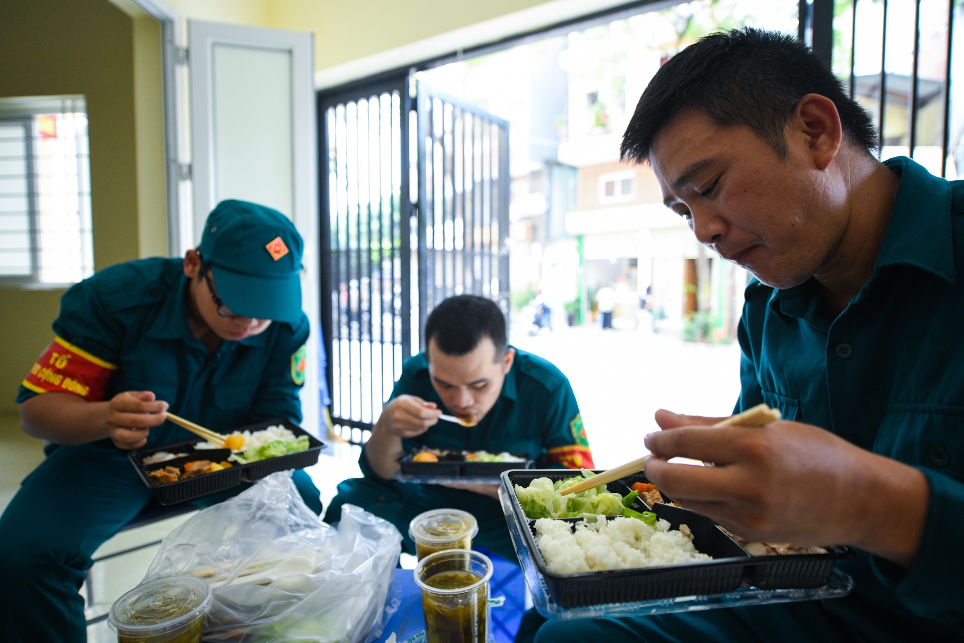 Phu nu nau com tang chot kiem dich covid-19,  Ha Noi gian cach anh 11