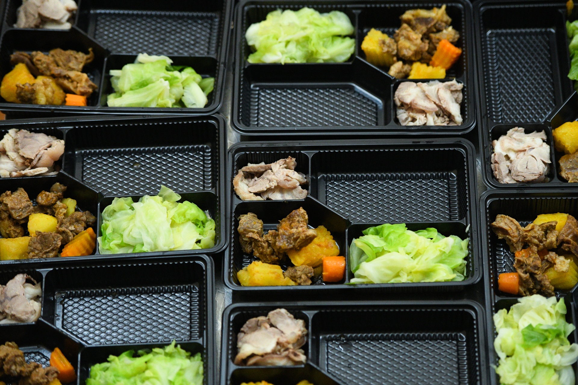 Phu nu nau com tang chot kiem dich covid-19,  Ha Noi gian cach anh 5