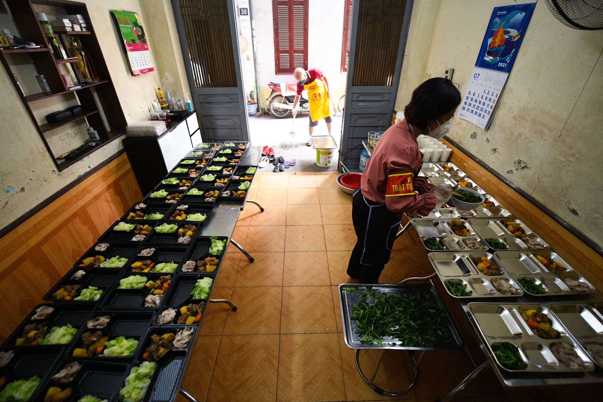 Phu nu nau com tang chot kiem dich covid-19,  Ha Noi gian cach anh 7