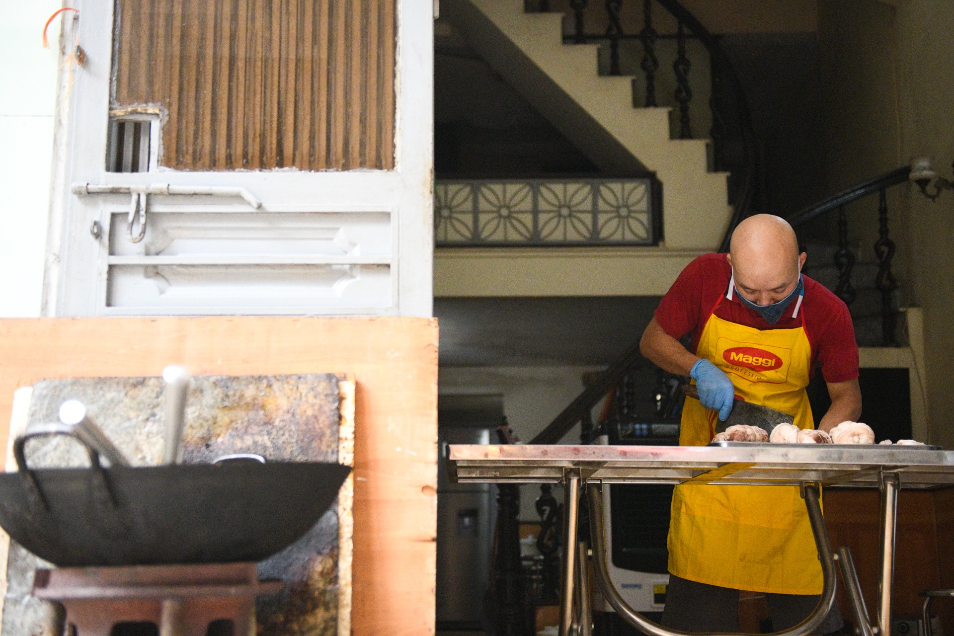 Phu nu nau com tang chot kiem dich covid-19,  Ha Noi gian cach anh 2