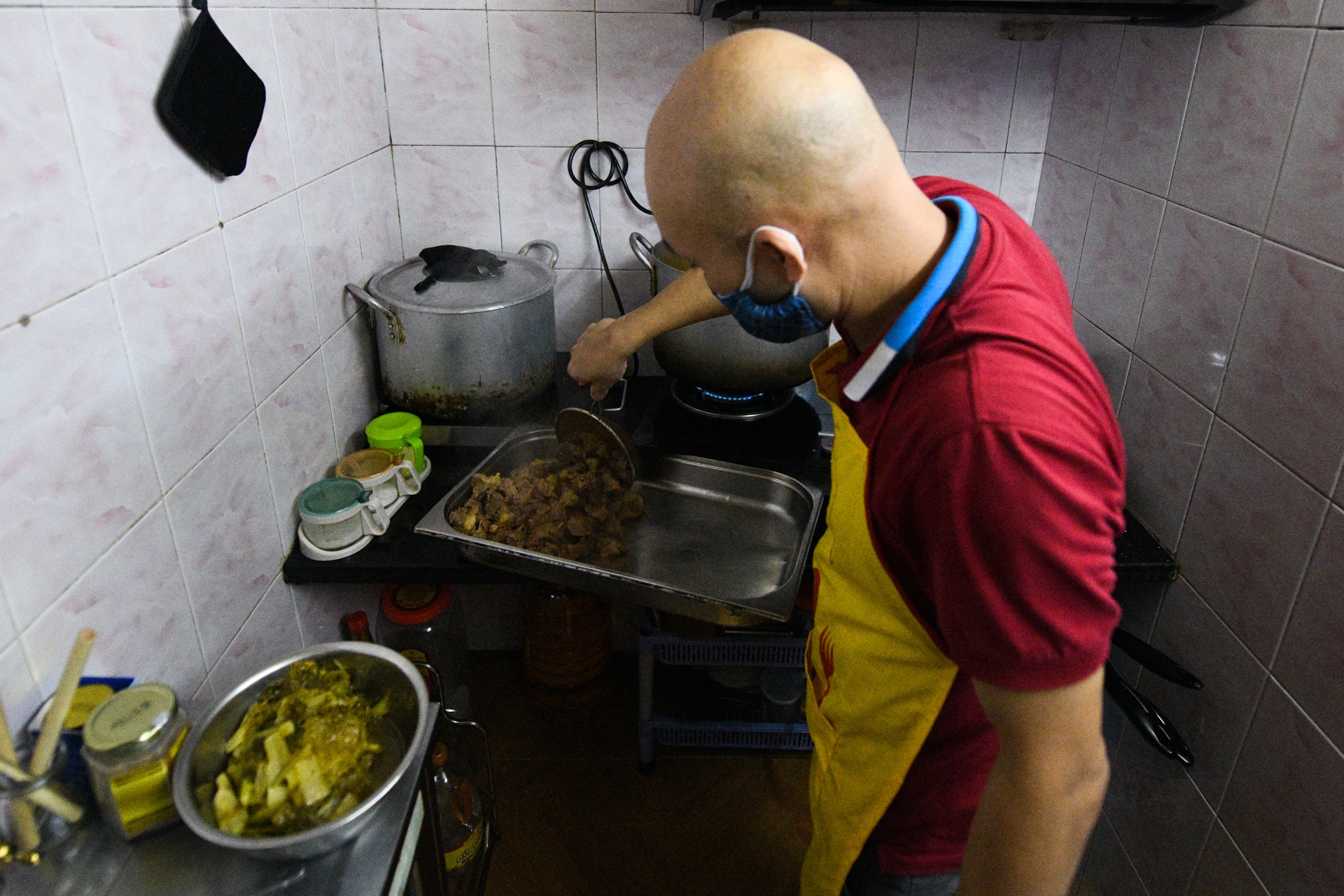 Phu nu nau com tang chot kiem dich covid-19,  Ha Noi gian cach anh 4