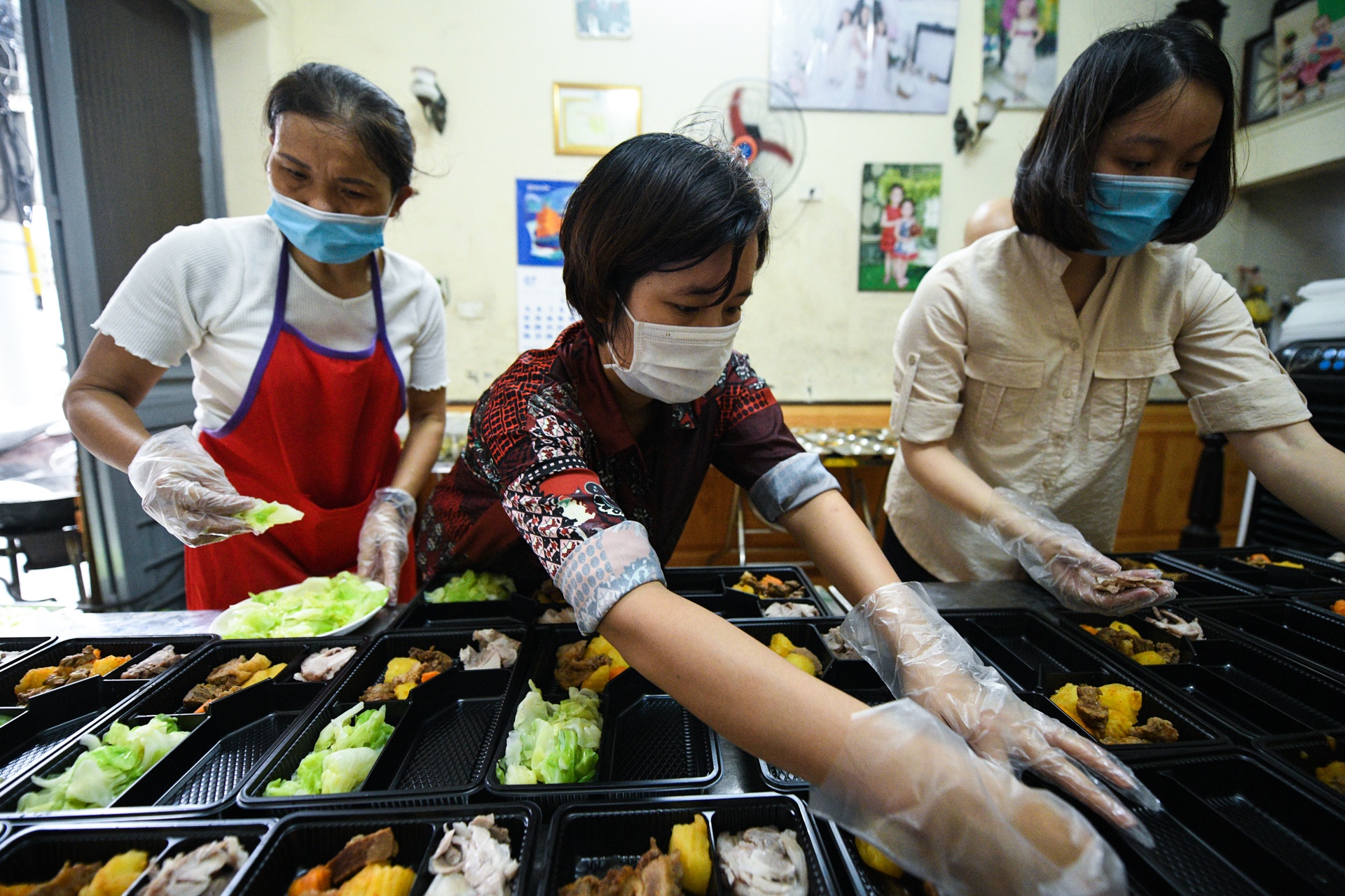 Phu nu nau com tang chot kiem dich covid-19,  Ha Noi gian cach anh 3