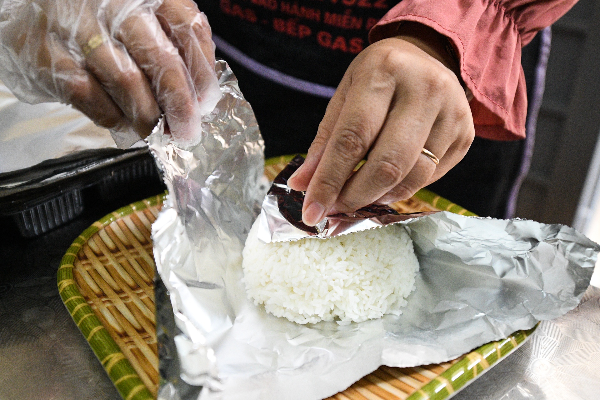 Phu nu nau com tang chot kiem dich covid-19,  Ha Noi gian cach anh 6