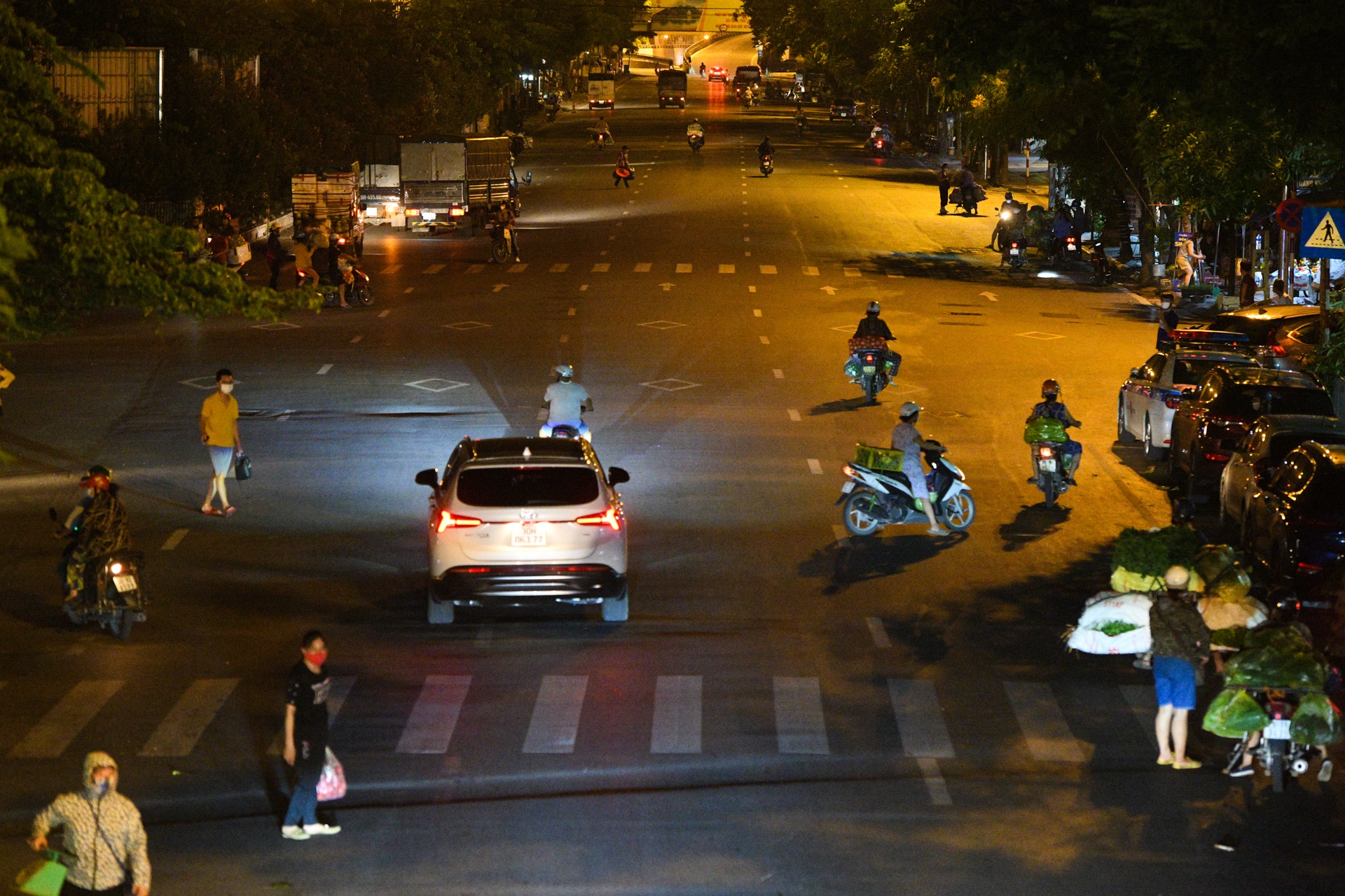 cho Long Bien,  khu vuc phong toa anh 1