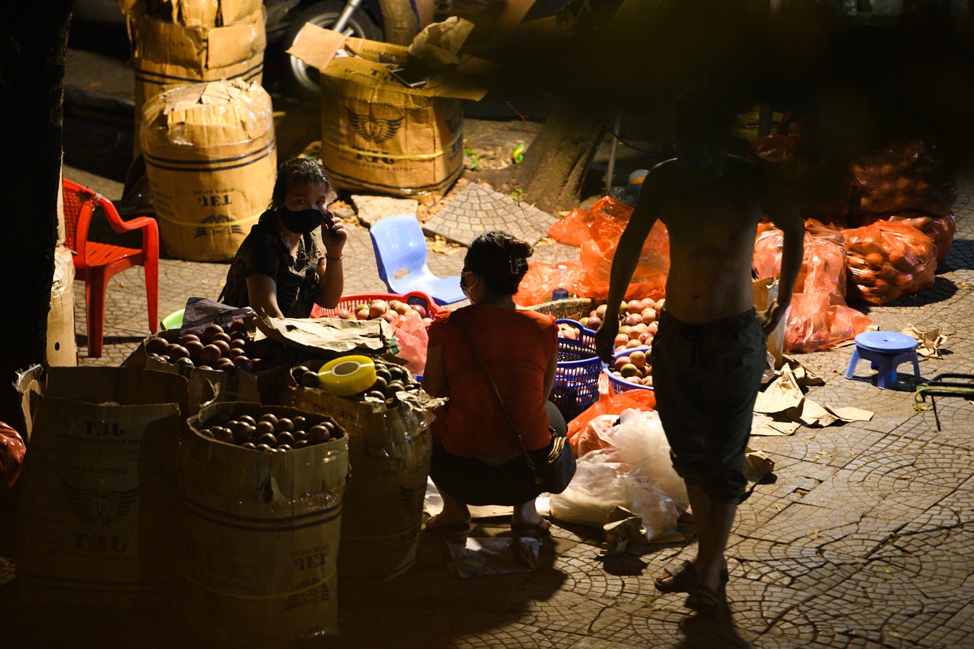 cho Long Bien,  khu vuc phong toa anh 2