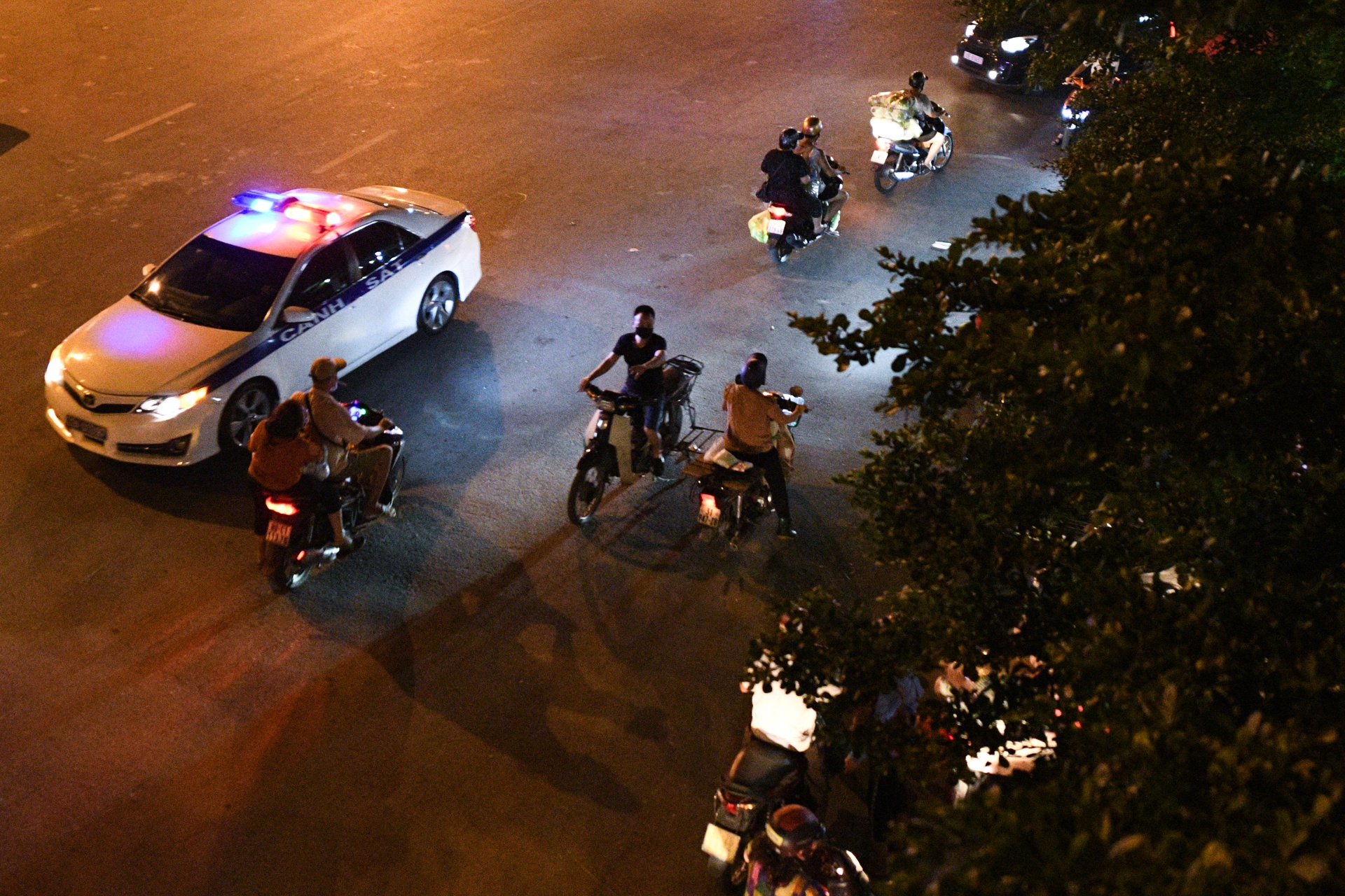 cho Long Bien,  khu vuc phong toa anh 7