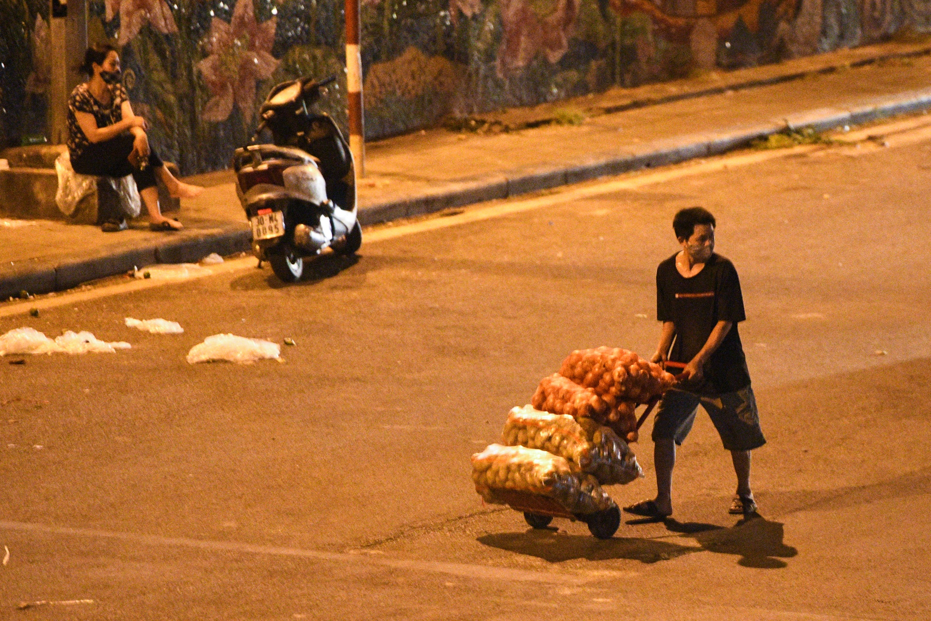 cho Long Bien,  khu vuc phong toa anh 8