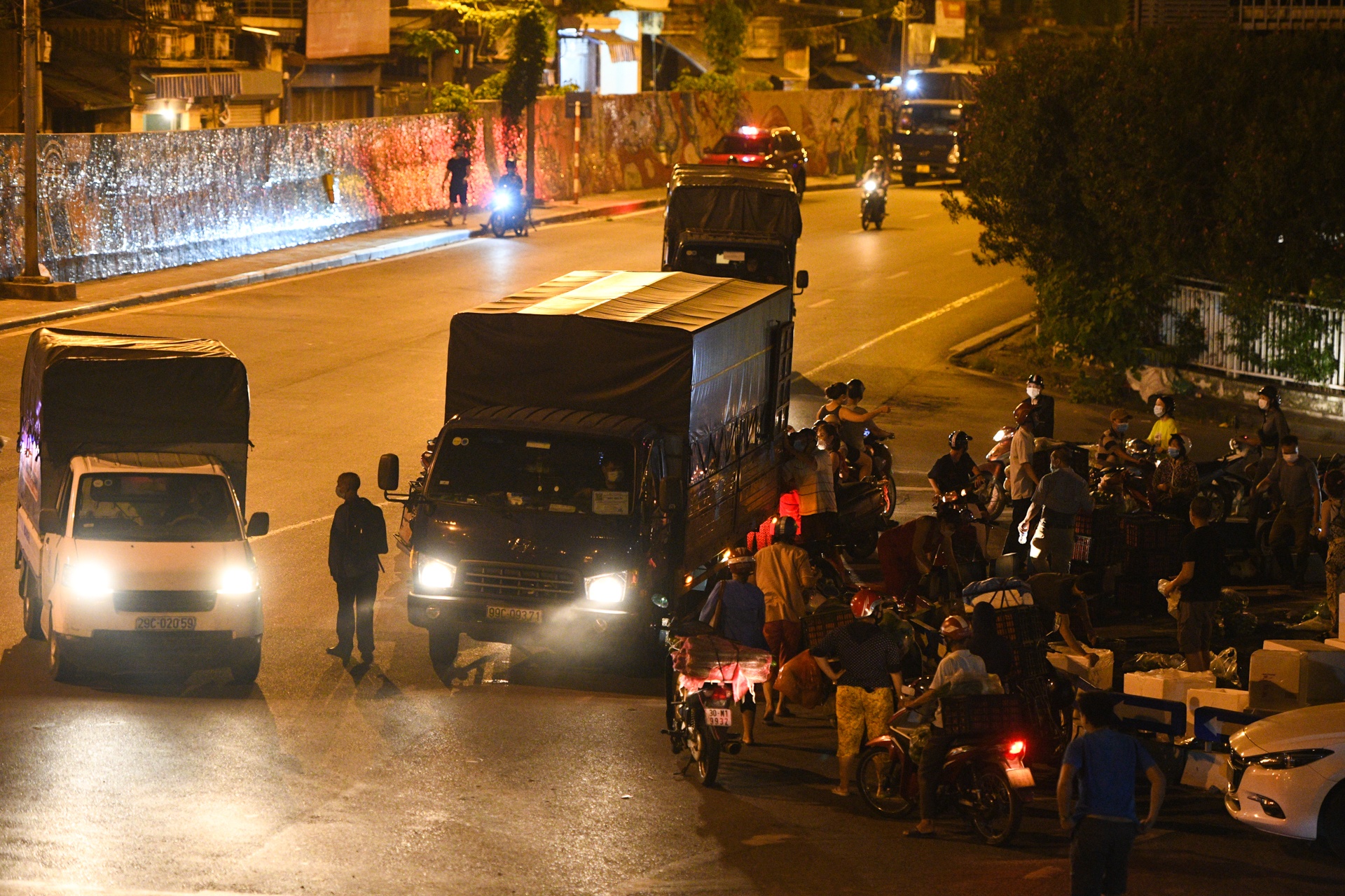 Tieu thuong cho Long Bien hoi ha xa hang trong dem hinh anh