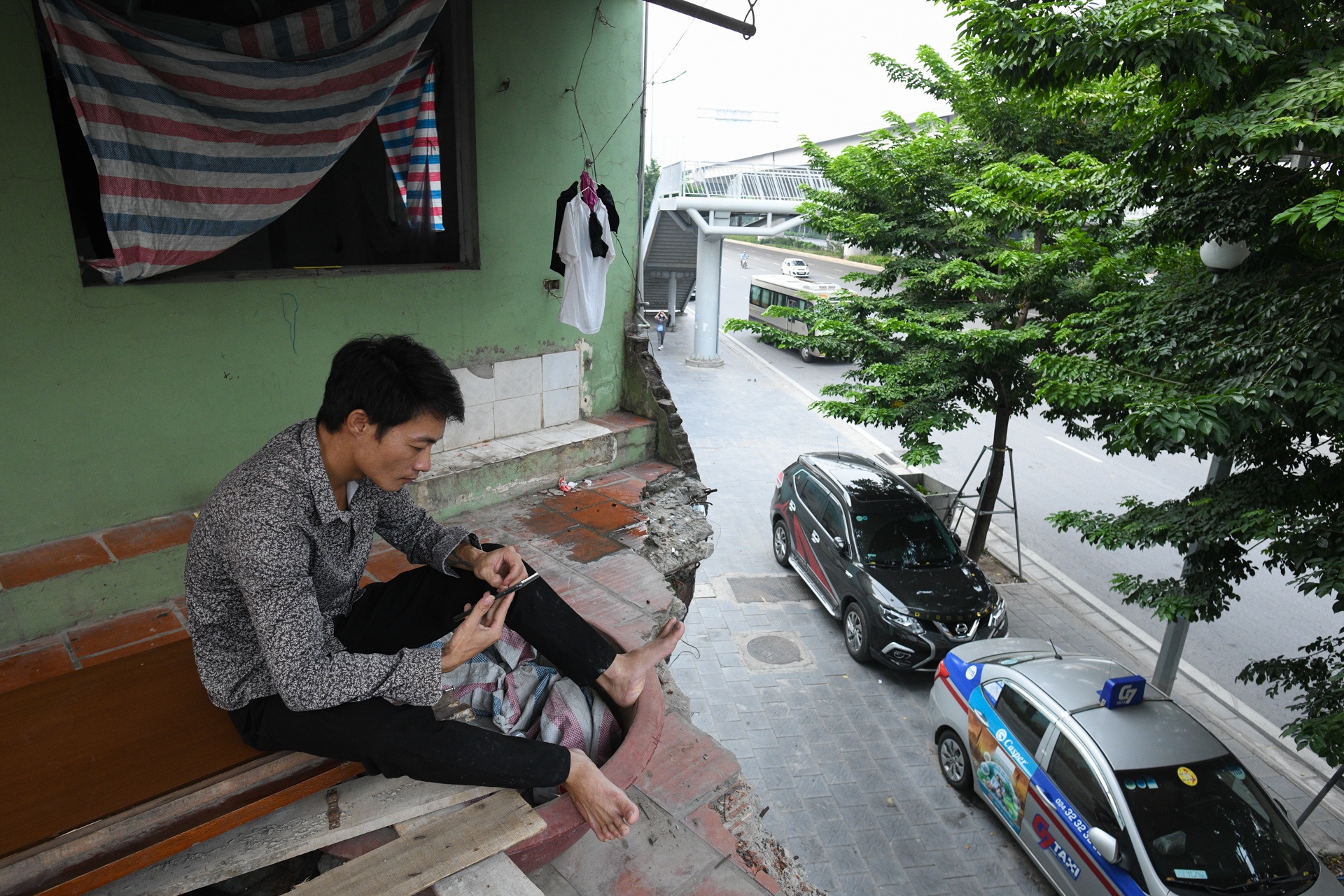 Nhom cong nhan mac ket o can nha bo khong trong 30 ngay gian cach hinh anh