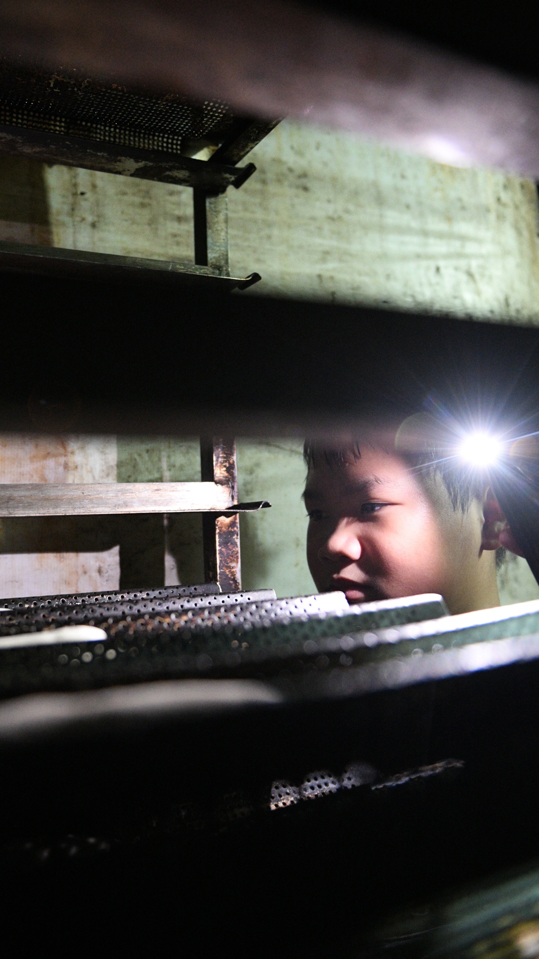 tiem banh mi Ha Noi,  gian cach xa hoi anh 10