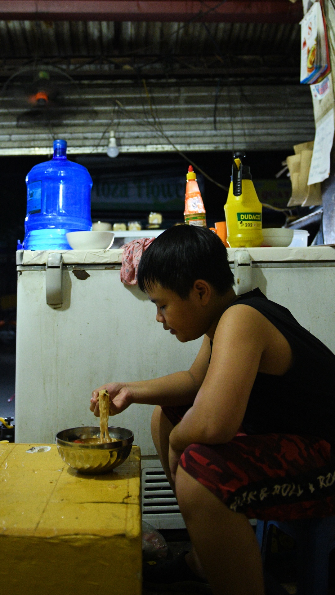 tiem banh mi Ha Noi,  gian cach xa hoi anh 18