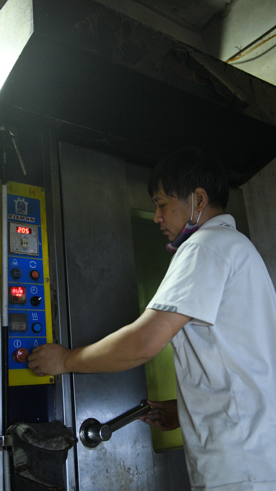 tiem banh mi Ha Noi,  gian cach xa hoi anh 14