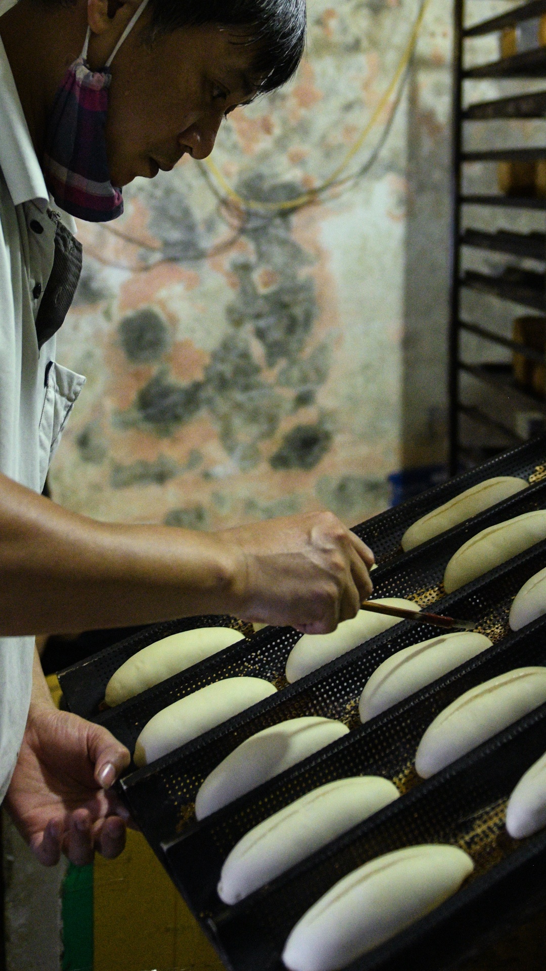 tiem banh mi Ha Noi,  gian cach xa hoi anh 12