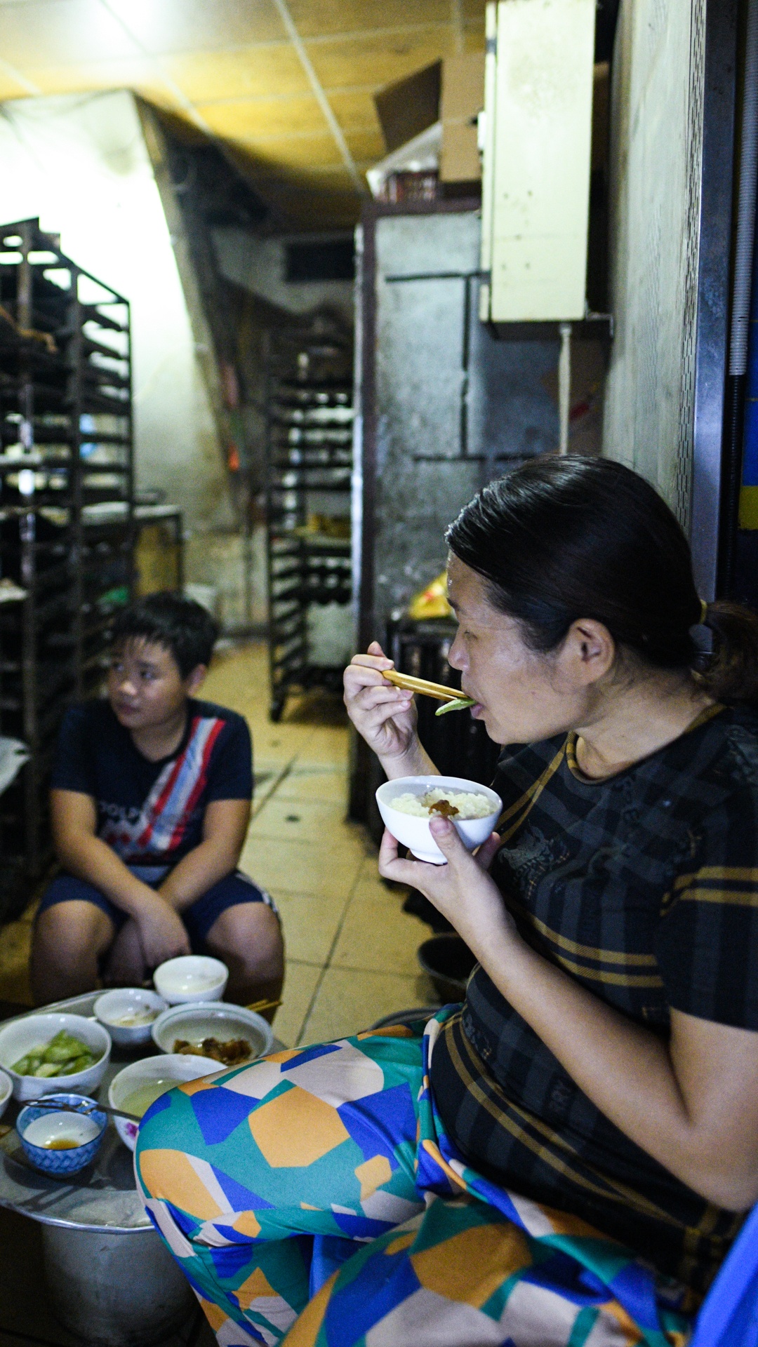 tiem banh mi Ha Noi,  gian cach xa hoi anh 32