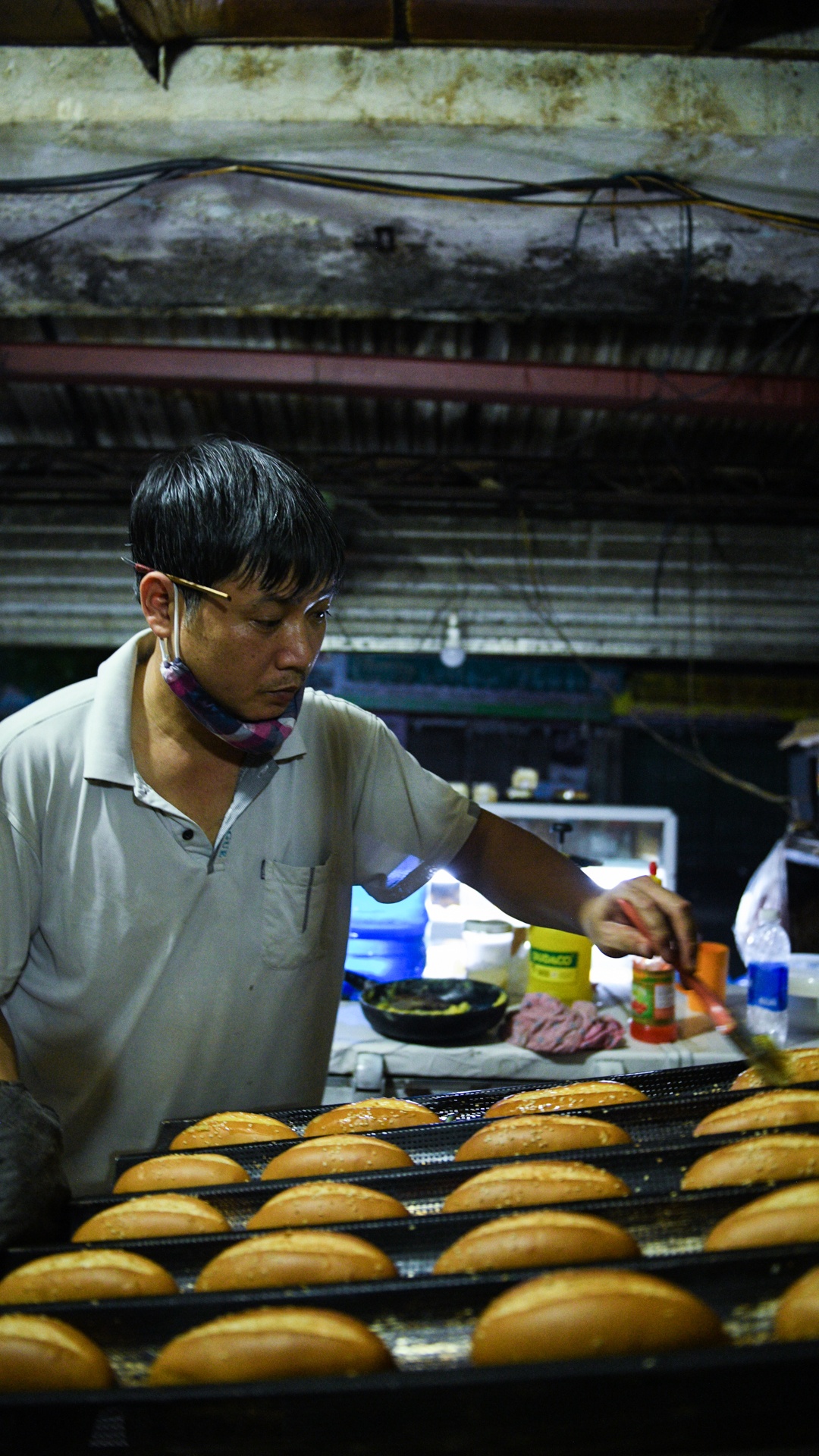 tiem banh mi Ha Noi,  gian cach xa hoi anh 2
