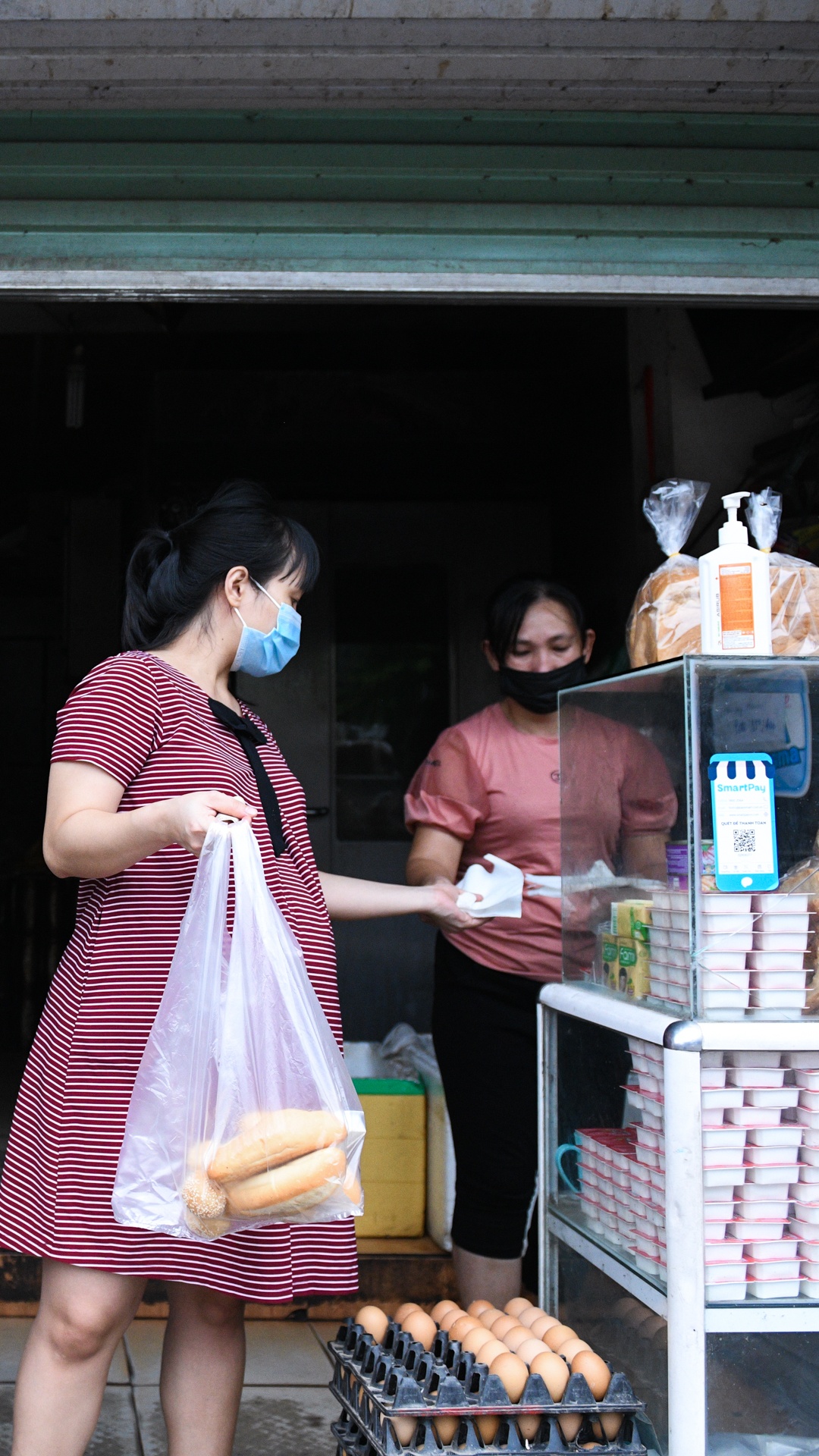 tiem banh mi Ha Noi,  gian cach xa hoi anh 26