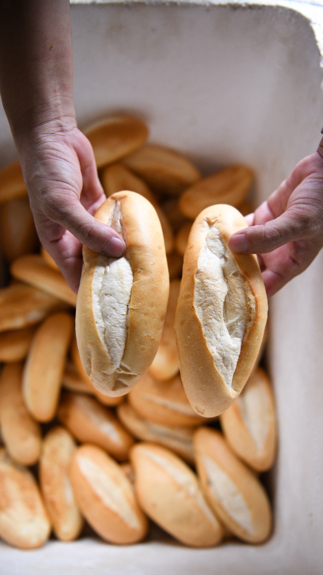 tiem banh mi Ha Noi,  gian cach xa hoi anh 22