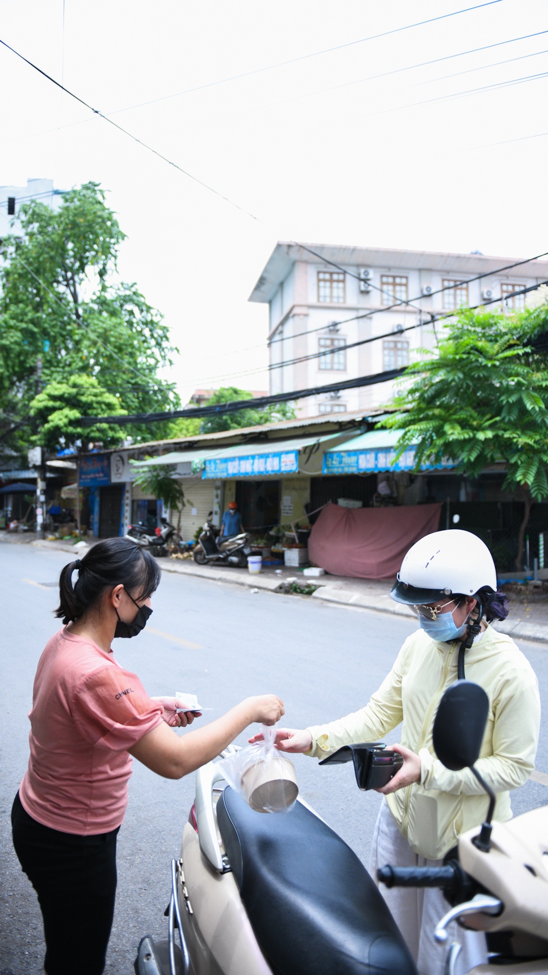 tiem banh mi Ha Noi,  gian cach xa hoi anh 24