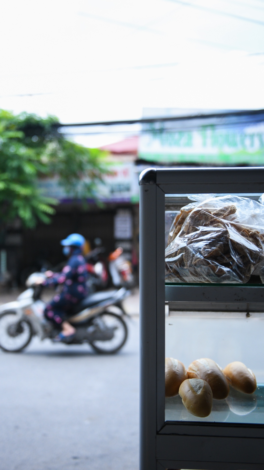 tiem banh mi Ha Noi,  gian cach xa hoi anh 28